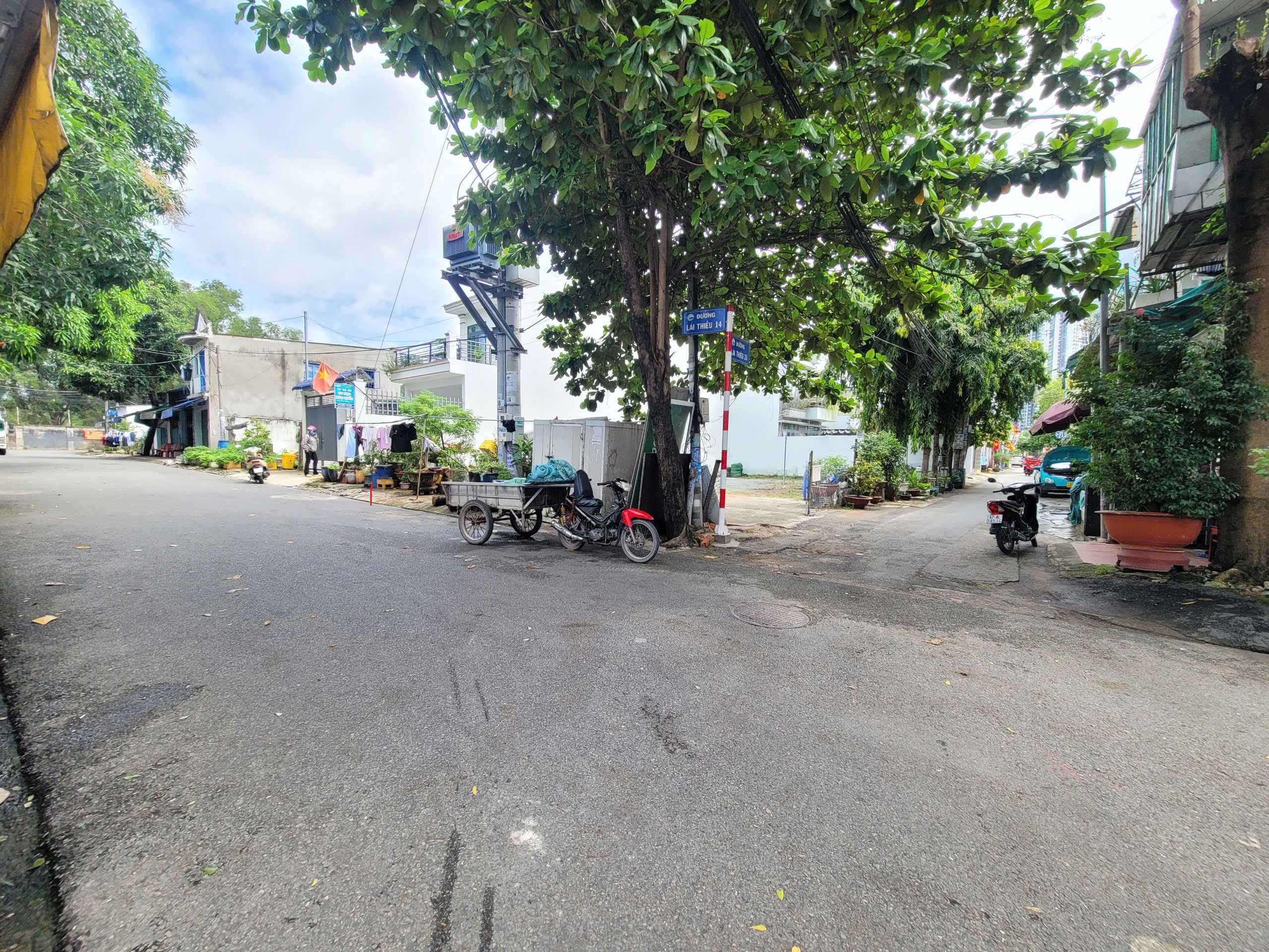 Bán lô góc biệt thự 12.6x22m mặt tiền Lái Thiêu 14 kế sân golf sông bé