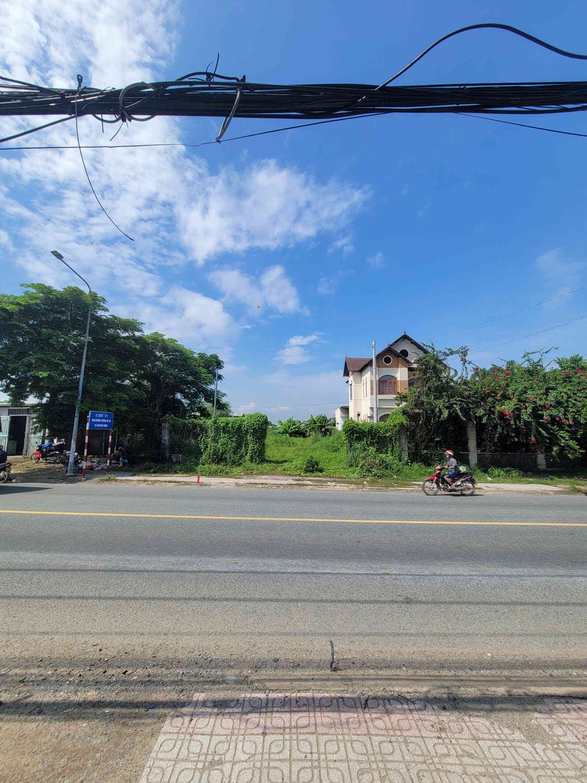 Bán đất 10x35m, mặt tiền đường ĐT.747 p.Thái Hòa gần sông đồng nai, thổ cư 34%