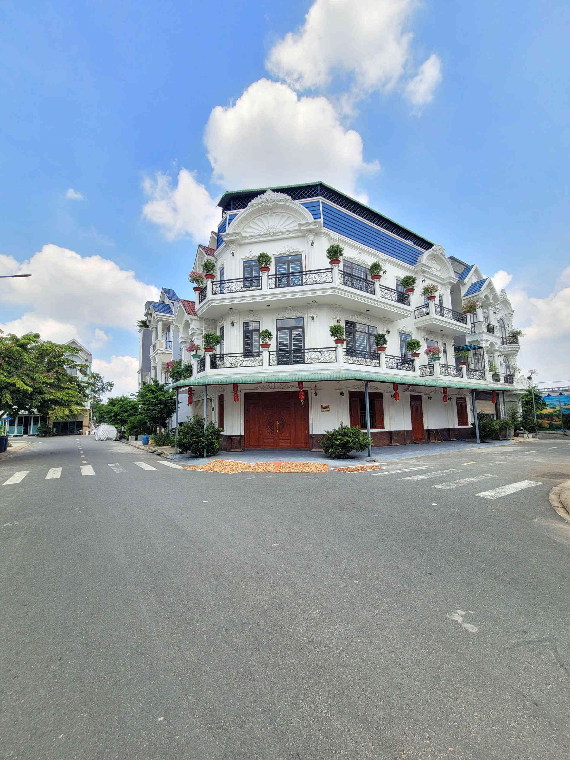 Bán căn góc mới 1T2L 5.5x19m, đường N1 KDC The Suncity p. An Phú, full nội thất