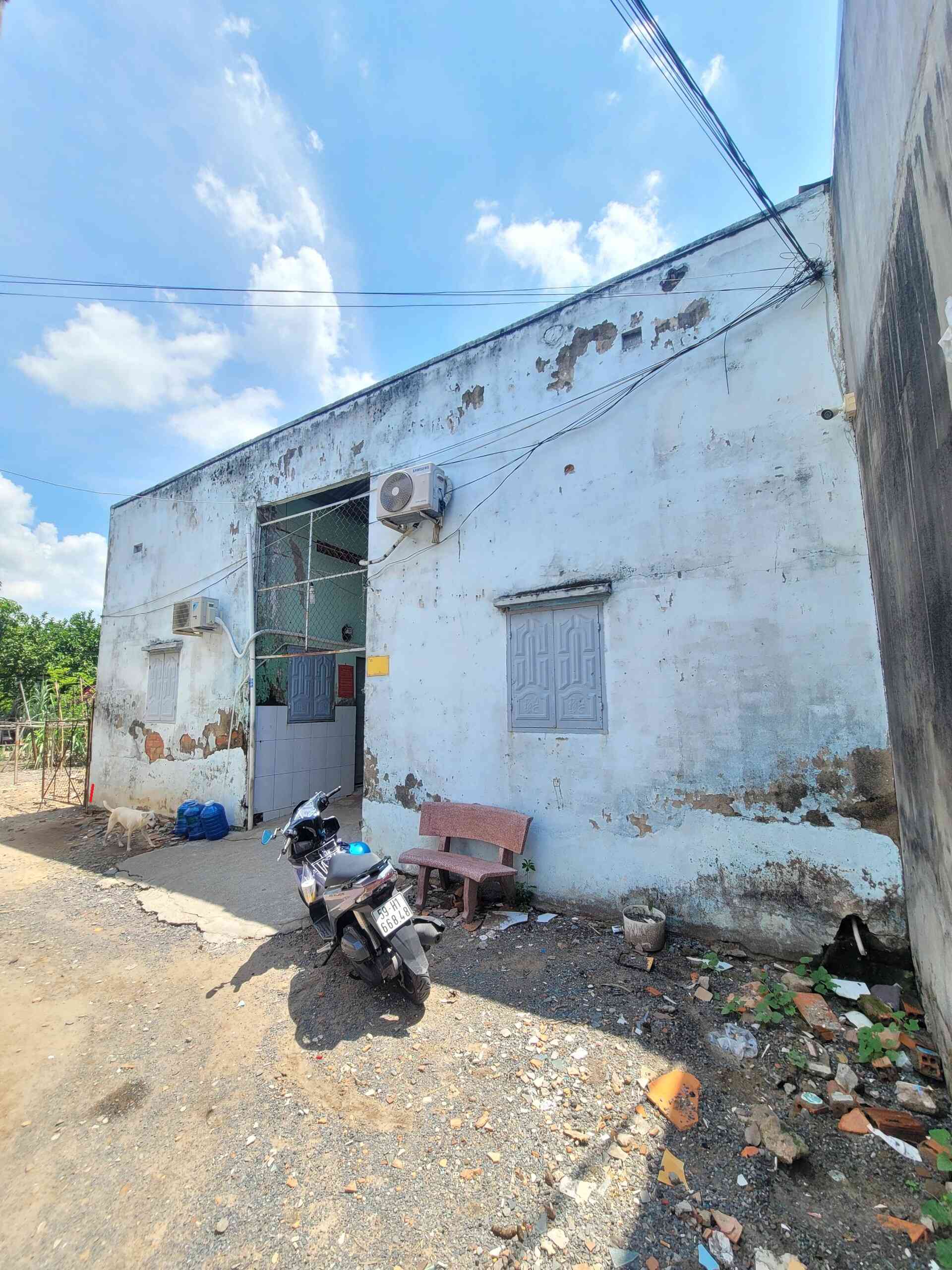 Bán dãy trọ 10.7x24m, hẻm ĐT.743B p. Tân Đông Hiệp, thu 11tr/th