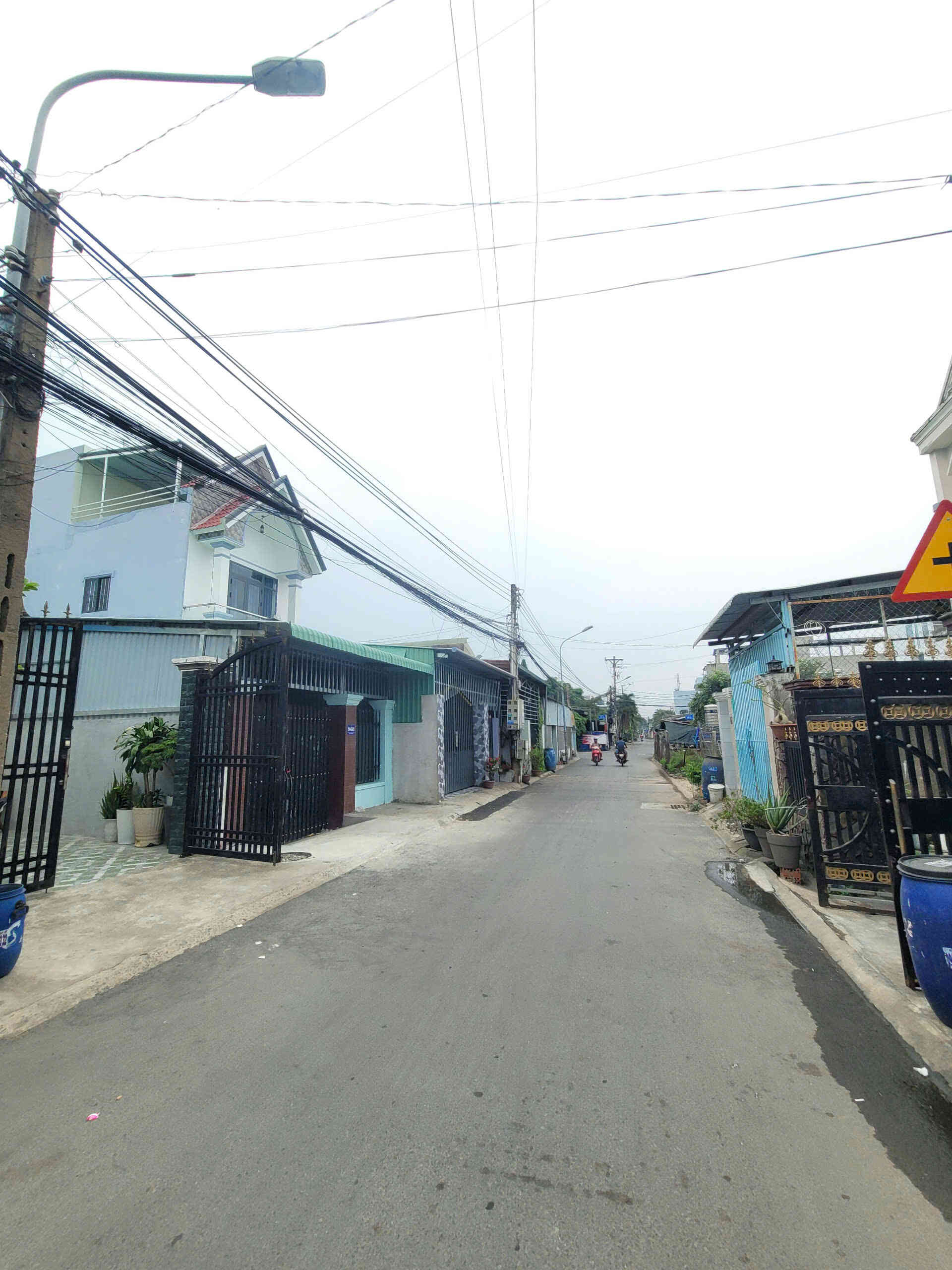 Bán nhà cấp 4 và 1T1L 9.18x21m, mặt tiền Nguyễn Văn Trỗi gần trường cấp 1,2,3 Dĩ An