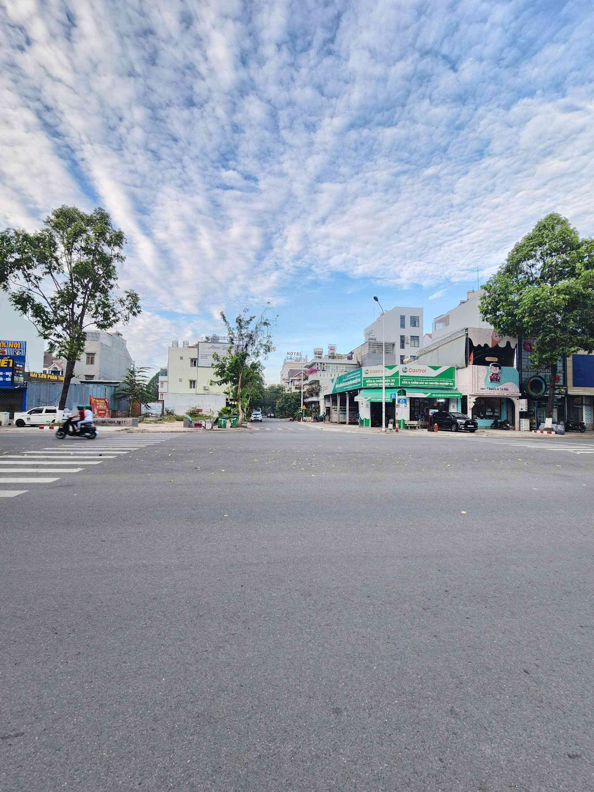 Bán lô góc 15x24m, mặt tiền đường GS1 p.Đông Hòa kế Siêu thị Go Dĩ An