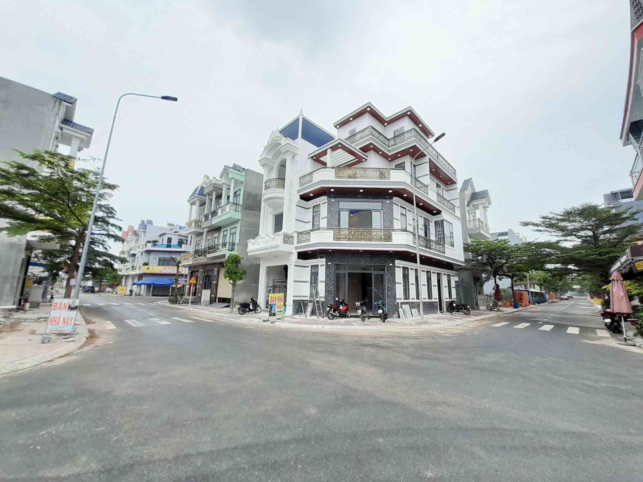 Bán căn góc mới 1T2L 5x14m, đường D3 Phú Hồng Khang p.Bình Chuẩn, full nội thất