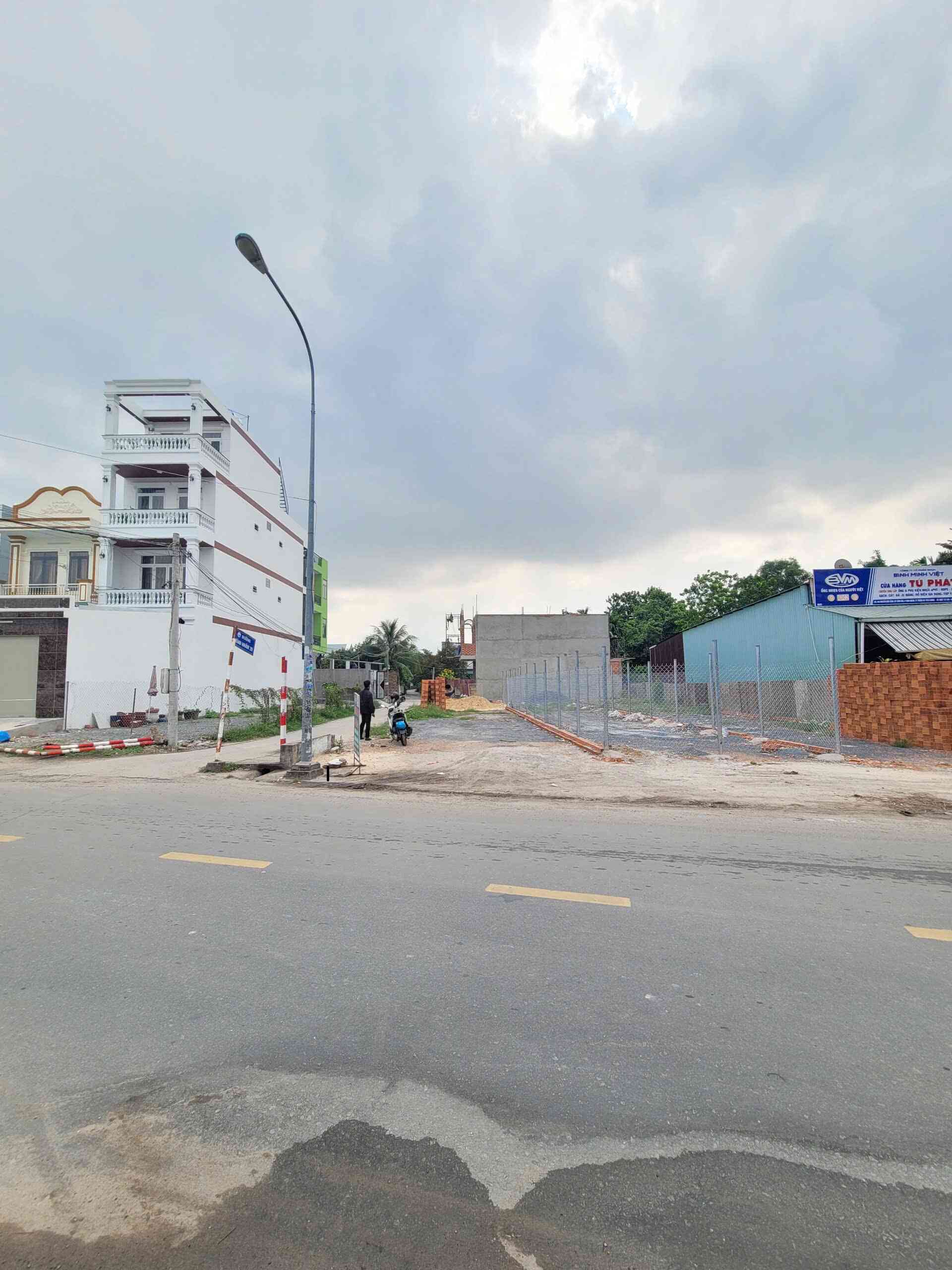 Bán lô góc 6x28m, mặt tiền Nguyễn Hữu Cảnh p. Bình Nhâm