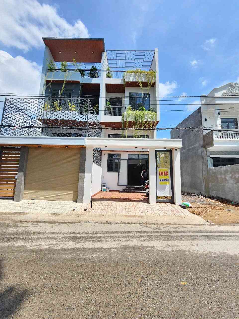 Bán nhà mới 1T1L+lửng 5x17.5m hoàn công, mặt tiền ĐT.743C p.Thái Hòa, tặng nội thất