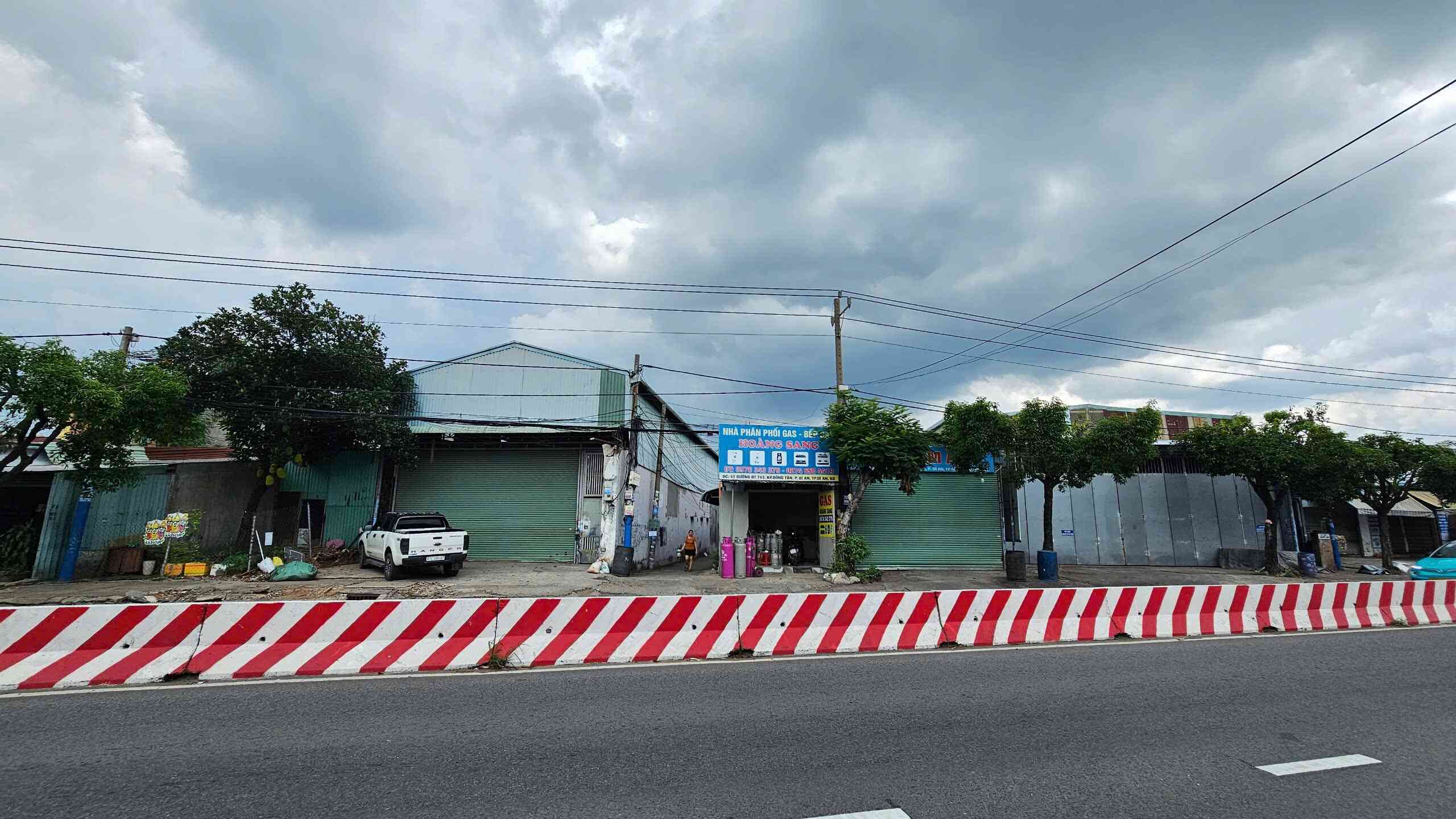 Bán căn góc dãy trọ 5.3x46m, mặt tiền đường ĐT.743B p.Dĩ An thu 30tr/th