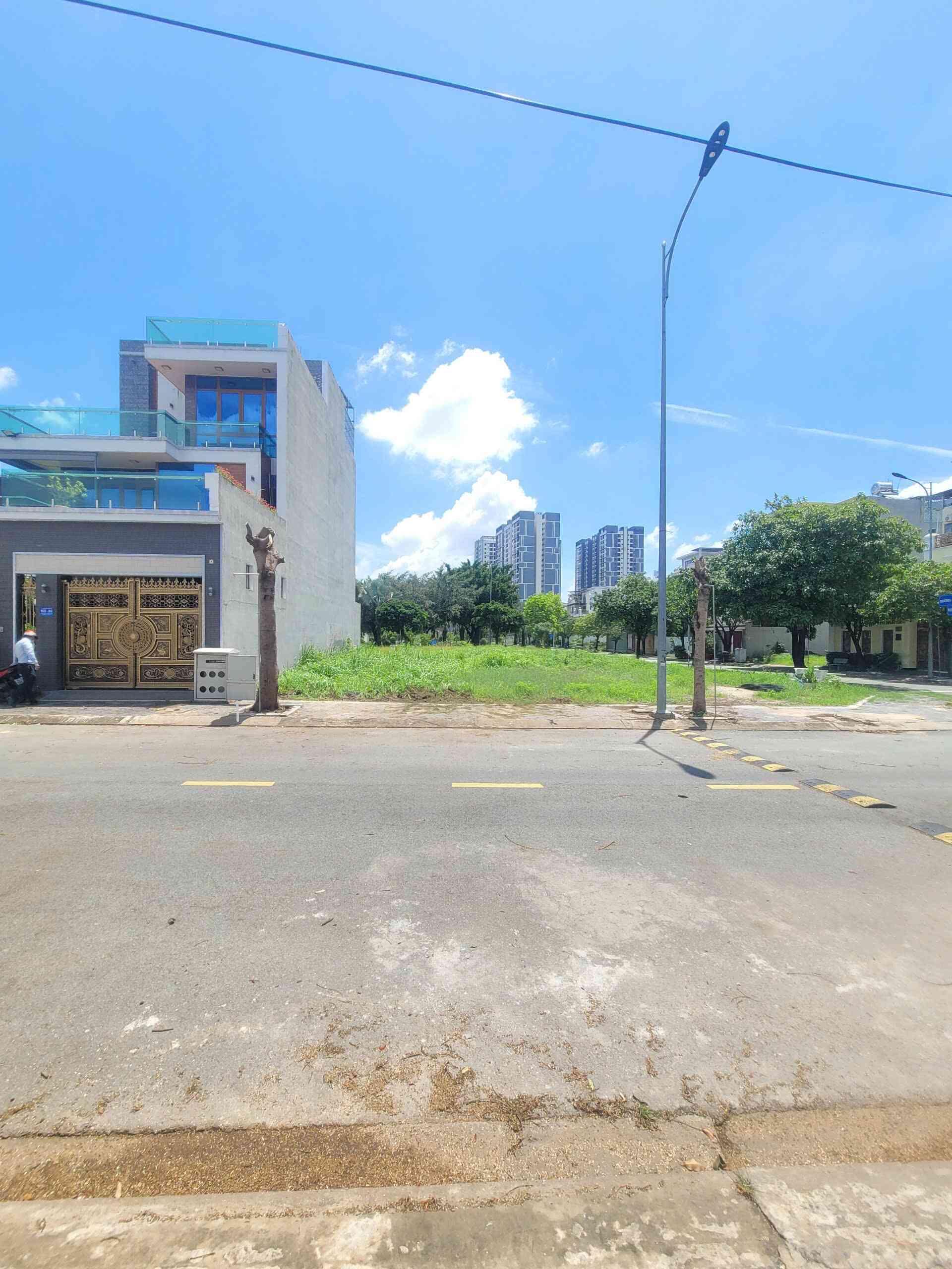 Bán đất biệt thự 10x20m, đường D8 KDC The Seasons p.Lái Thiêu kế Lotte Lái Thiêu