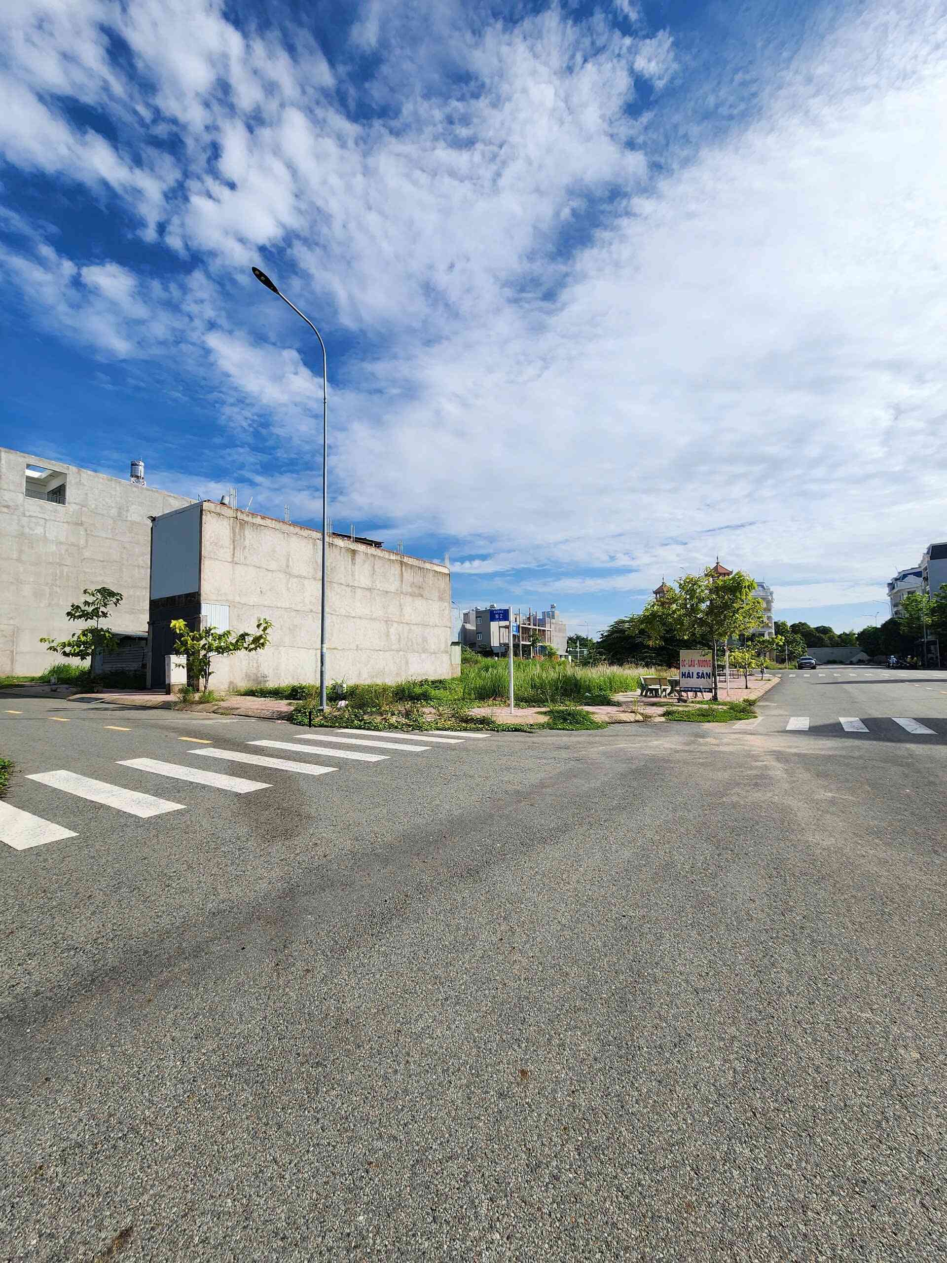 Bán lô góc 9x18m, đường D1 (rộng 22m) KDC Phú Hồng Thịnh 10 p.Bình An kế chợ