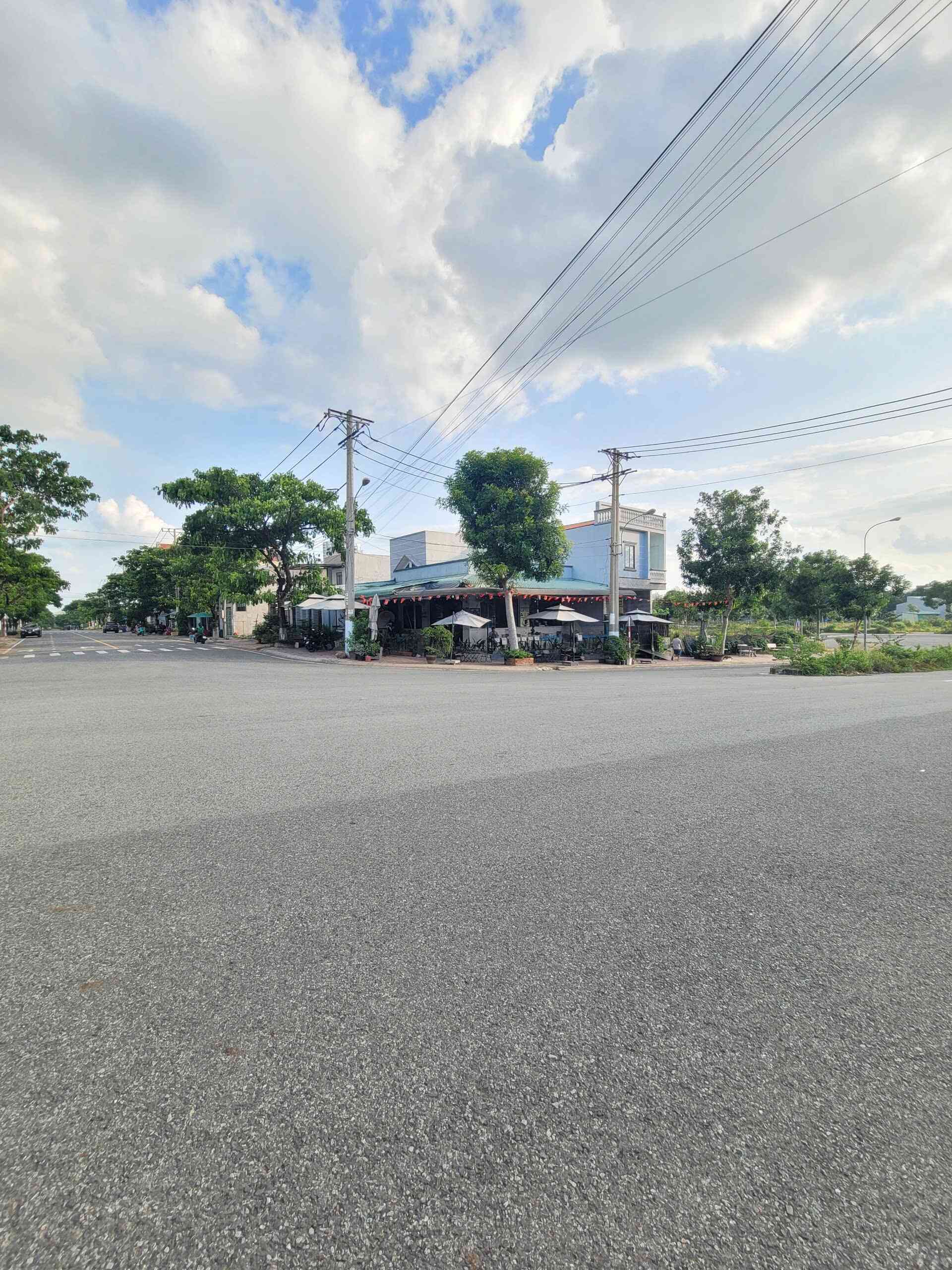 Bán căn góc 1T1L 12.3x20m, đường D12 KDC Châu Thới p.Bình An gần làng đại học