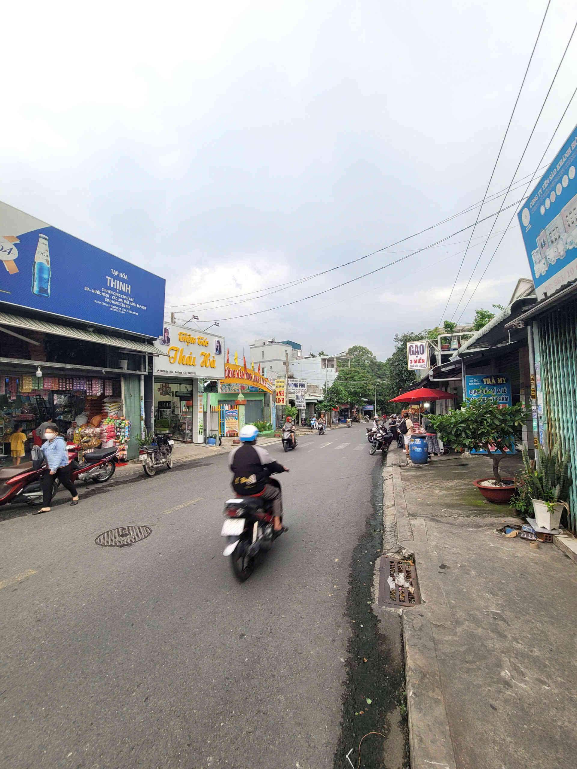 Bán căn góc cấp 4 (5.3x25.8m), mặt tiền đường Cây Da p.Tân Bình, cho thuê 10tr/th