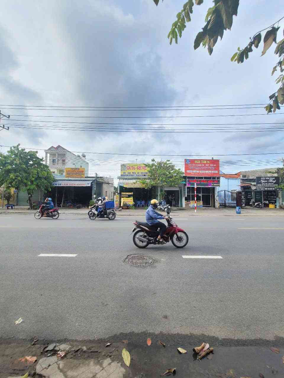 Bán căn góc 1T1L 5x36m, mặt tiền sầm uất ĐT.743B p.Tân Đông Hiệp, thu nhập 13.5tr/th