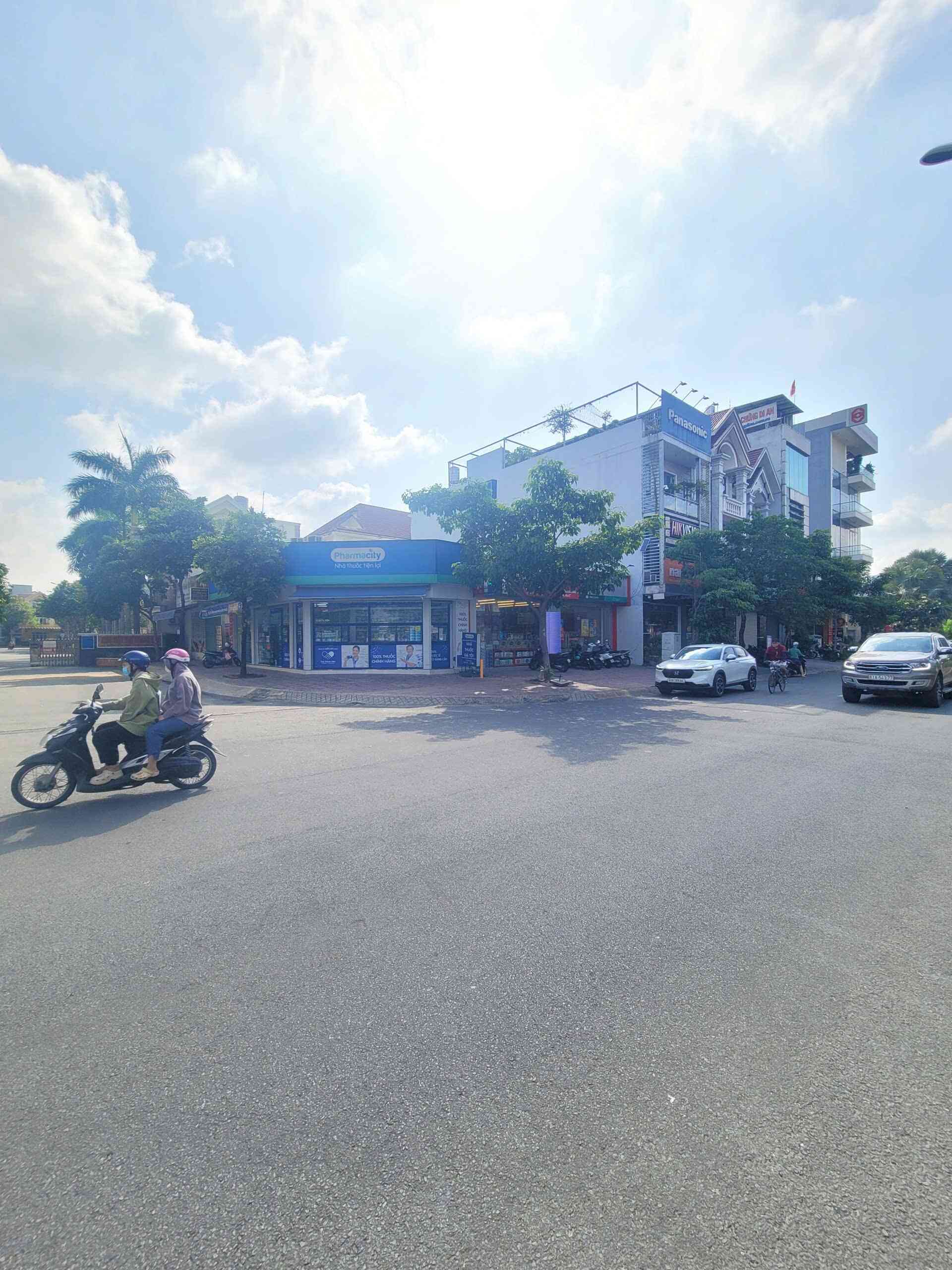 Bán lô góc 15x25m, mặt tiền đường số 9 TTHC Dĩ An p. Dĩ An, đang thuê 100tr/th