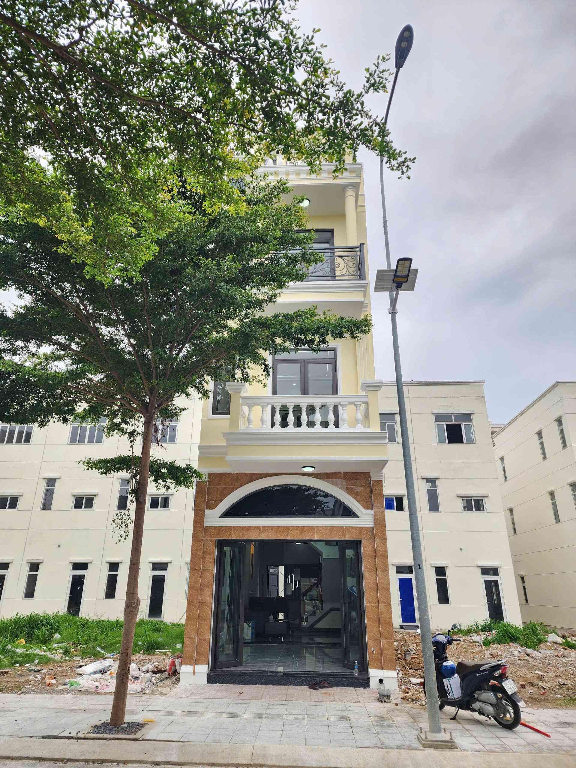 Bán nhà mới 1T2L 4x15m, đường N4 KDC Icon Central p.Tân Đông Hiệp, full nội thất