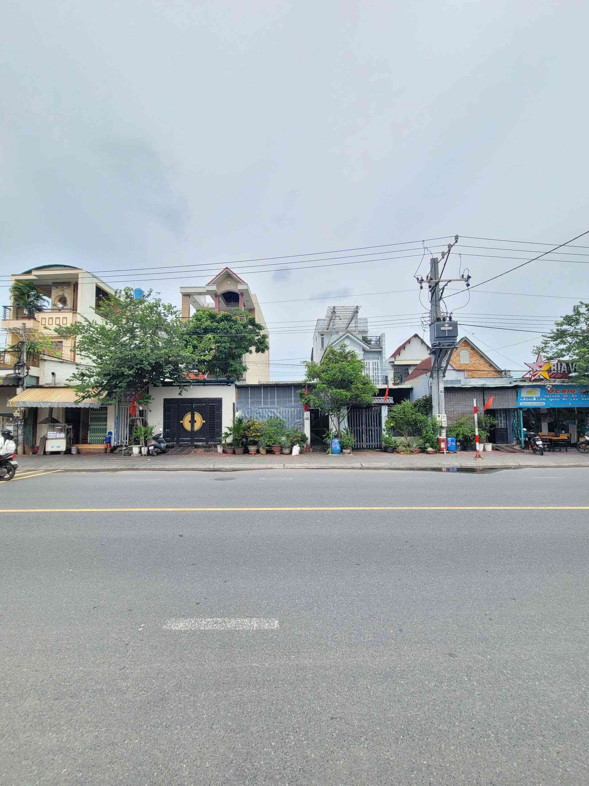 Bán nhà cấp 4 và phòng trọ 5.5x35.5m, mặt tiền Hai Bà Trưng p. Đông Hòa, thu 10tr/th