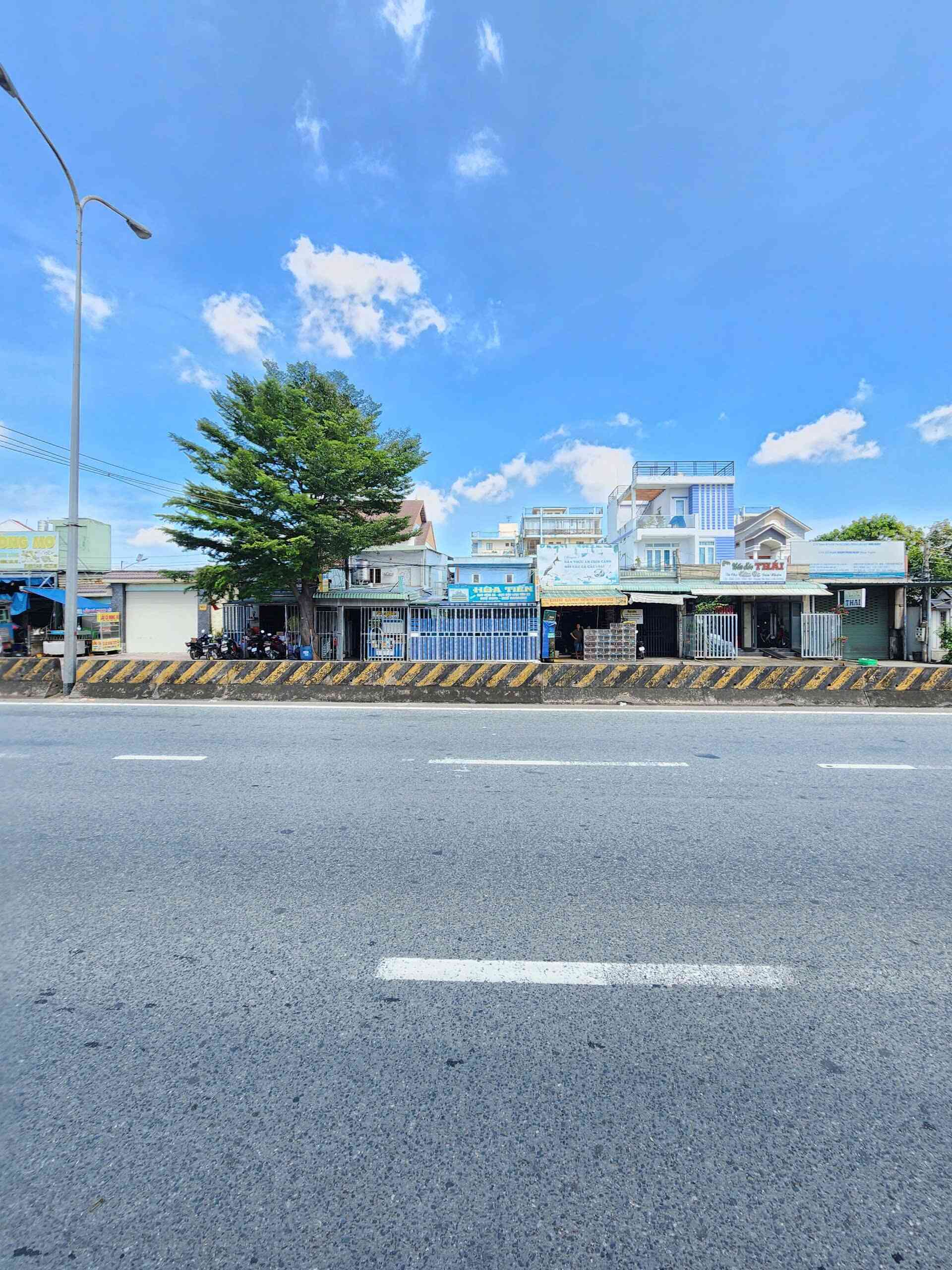 Bán nhà cấp 4 (5.7x35m), mặt tiền đường Quốc Lộ 1K p. Tân Đông Hiệp gần Ngã Tư Bình Thung