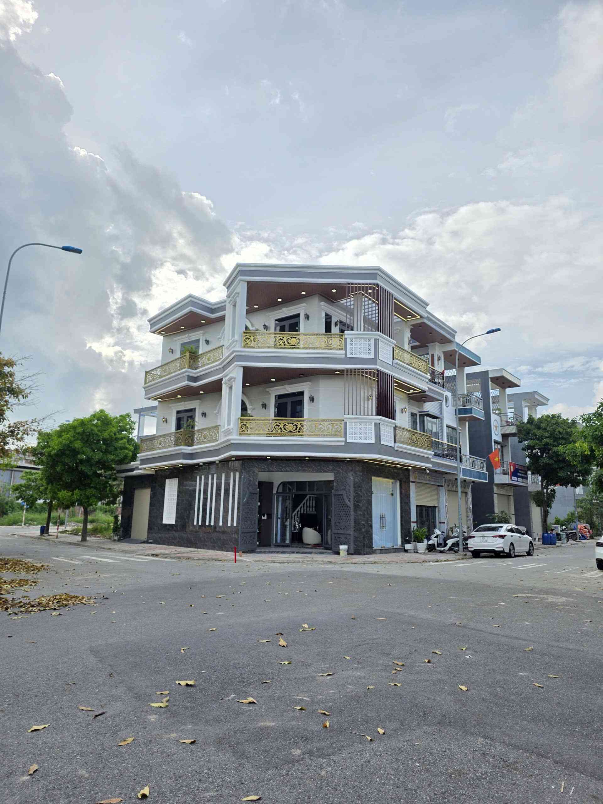 Bán căn góc mới 1T2L, đường D1 KDC Lê Phong Bình Chuẩn 1, full nội thất xịn