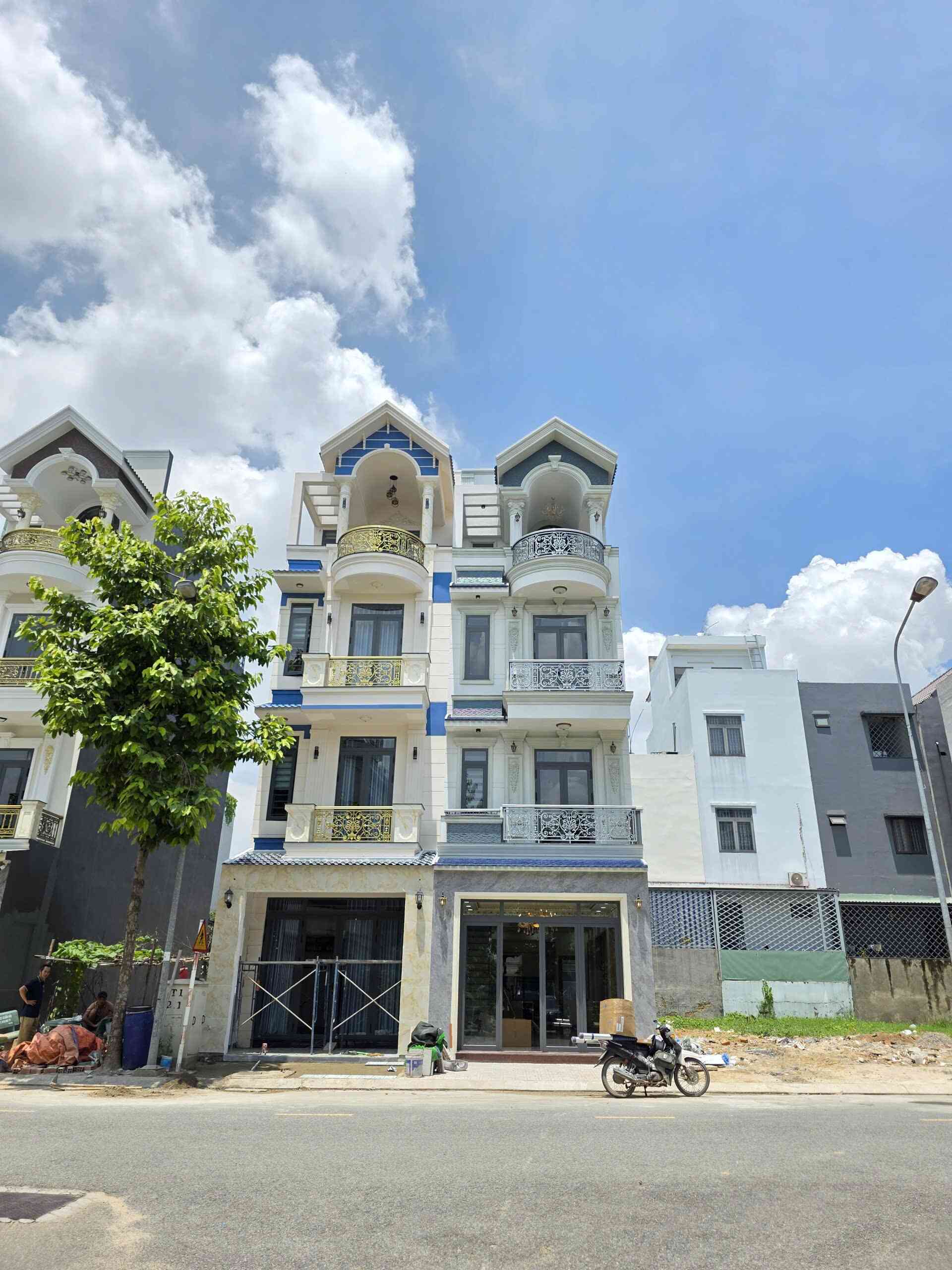 Bán nhà mới 1T3L 4.5x14.1m hoàn công, đường D1 KDC Phú Hồng Thịnh 6 p.Bình An, full nội thất