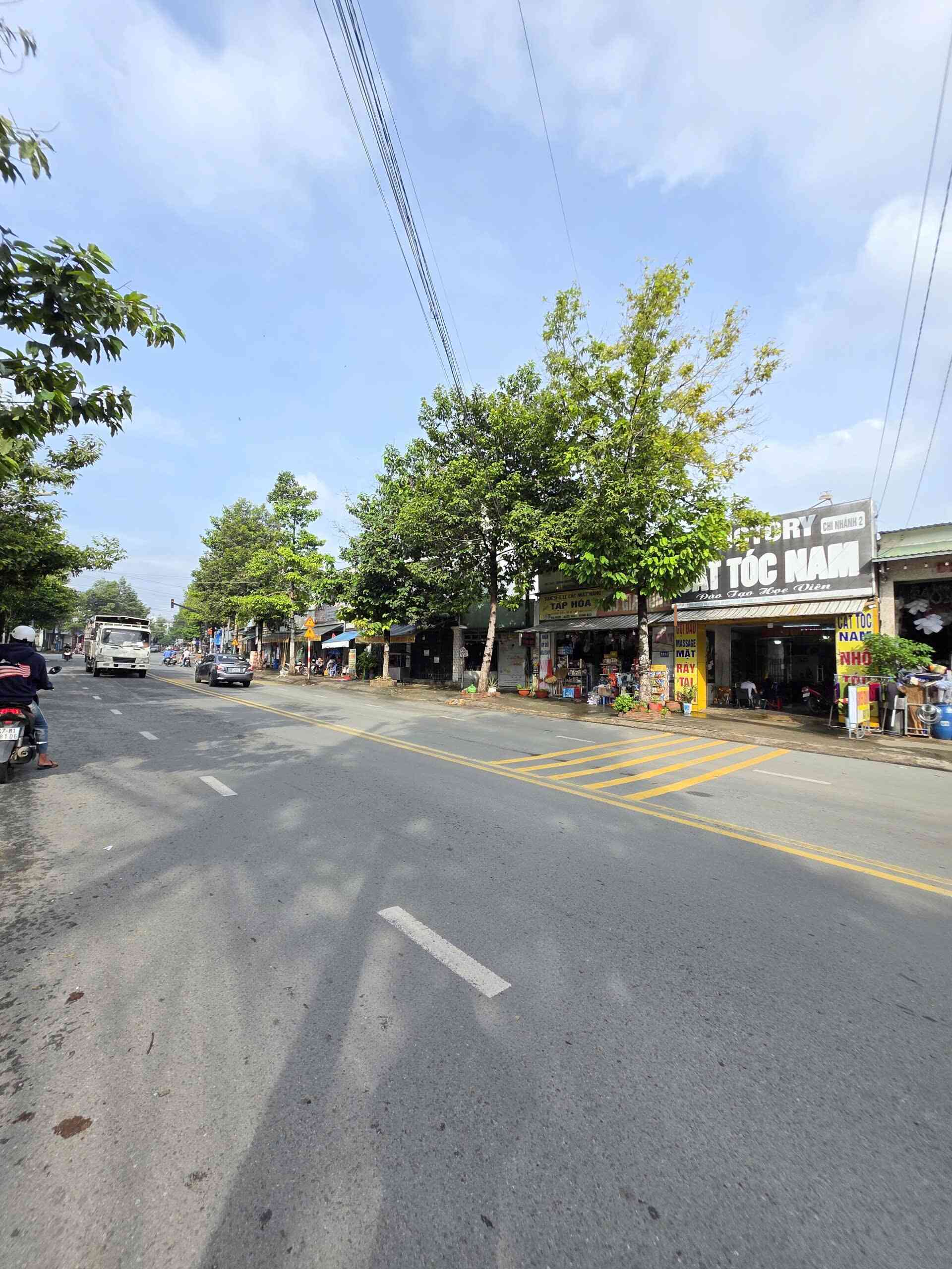 Bán nhà cấp 4 (11.3x10m), mặt tiền Nguyễn Thị Minh Khai, đang thuê 6tr/th