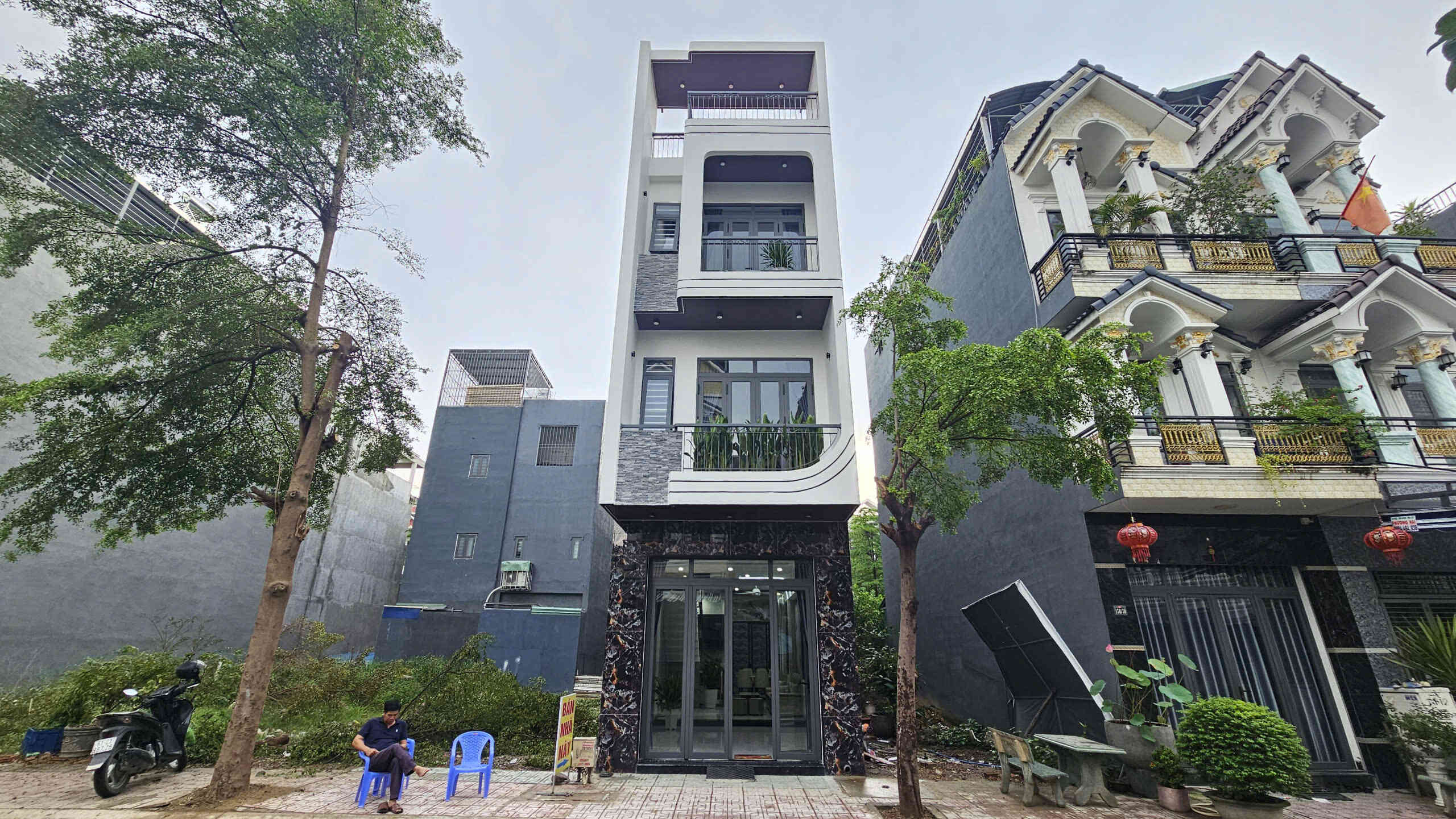 Bán nhà mới 1T2L 4x15m hoàn công, đường D2 KDC Phú Hồng Khang, full nội thất