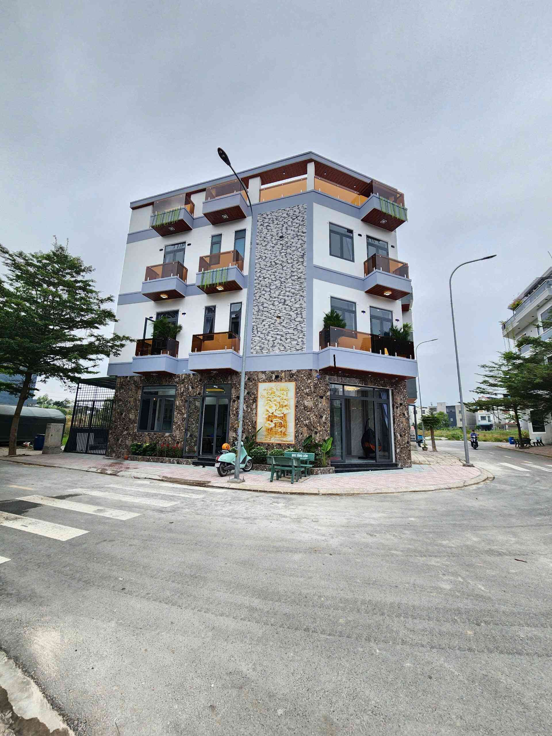 Bán căn góc mới 1T2L 5.1x16.5m, đường D8 KDC Phú Gia Huy, full nội thất