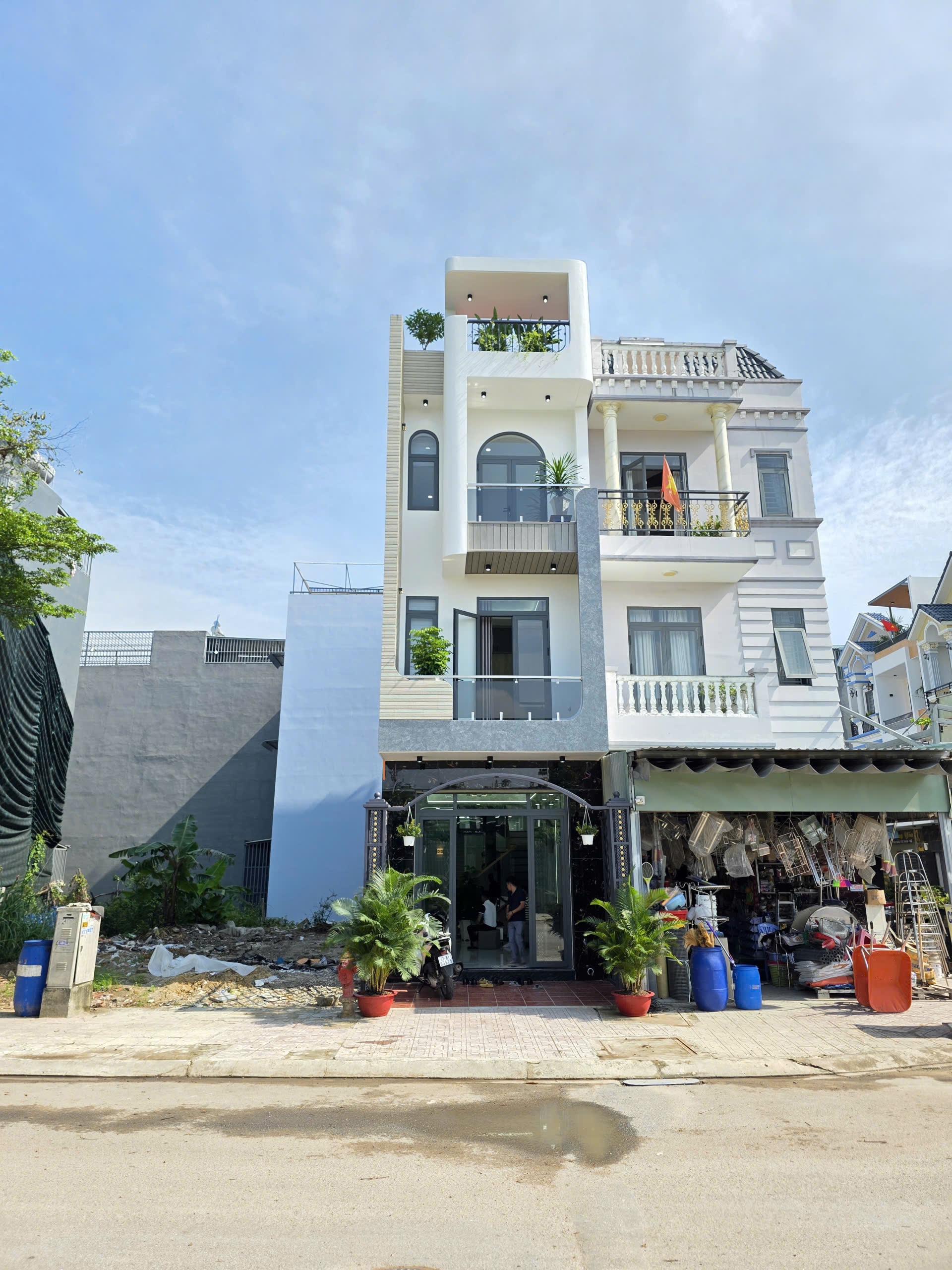 Bán nhà mới 1T2L 4x18.3m hoàn công, mặt tiền Bình Chuẩn 67 p. Bình Chuẩn, full nội thất, thang máy