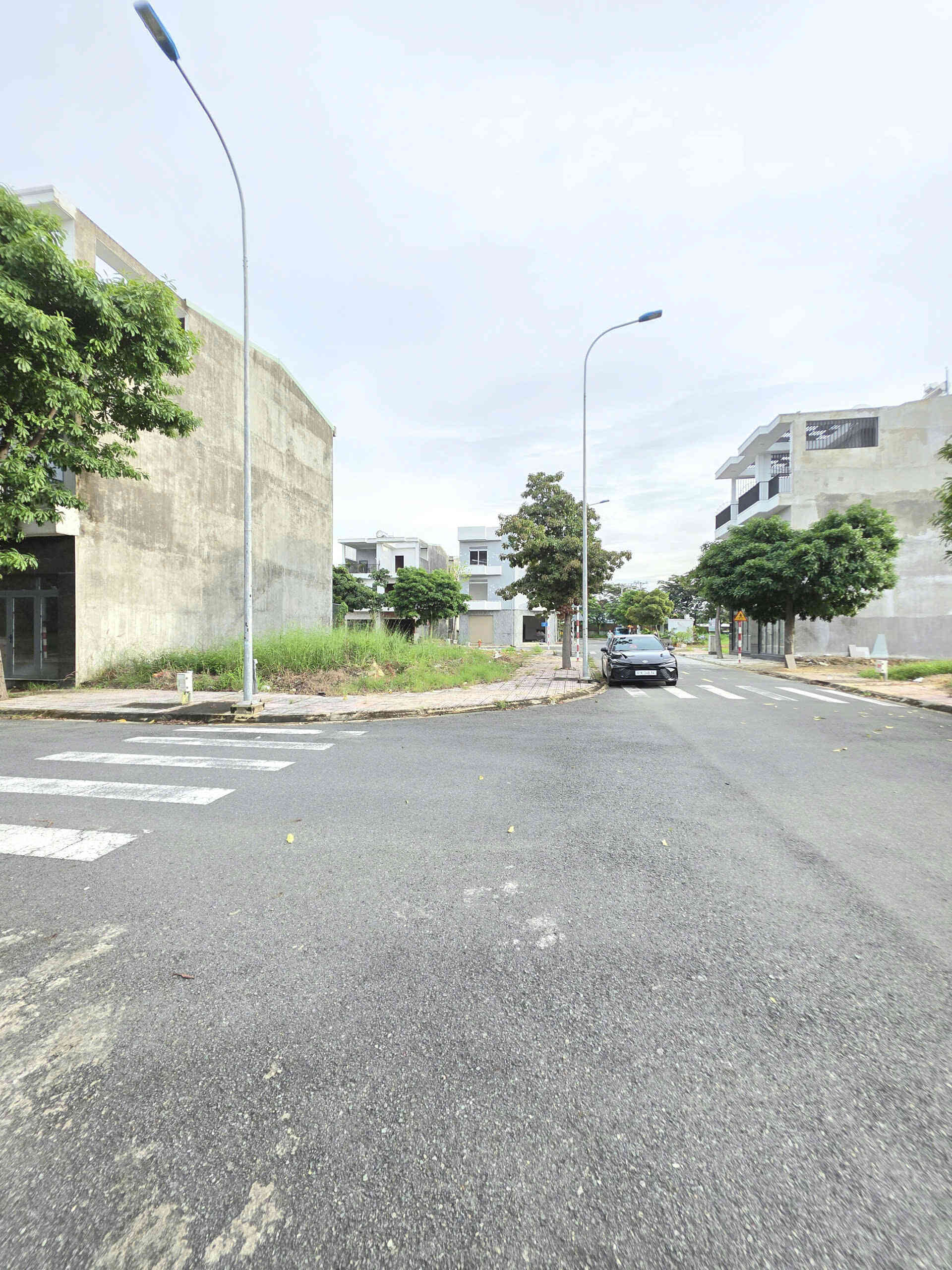 Bán lô góc 5.5x15m, đường D2 KDC Lê Phong Thuận Giao gần chợ 185