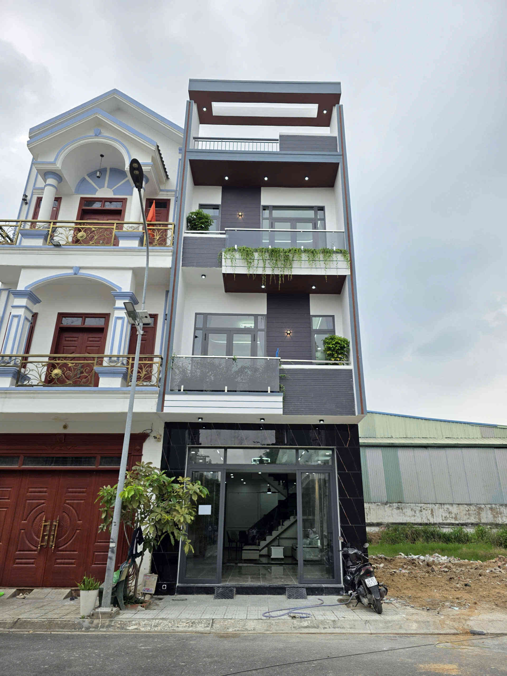 Bán nhà mới 1T2L 5x18.5m, đường D1 KDC The Suncity, full nội thất