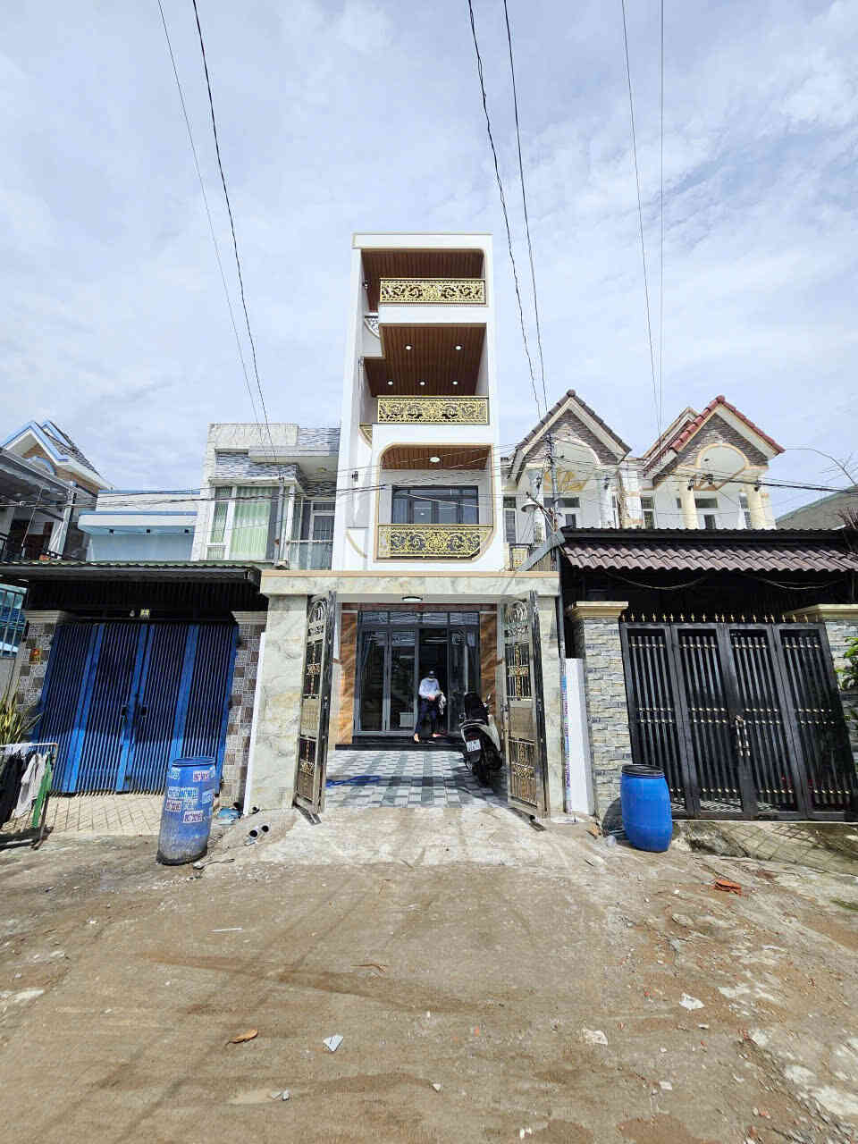 Bán nhà mới 1T2L 4x23m hoàn công, hẻm Hai Bà Trưng p. Đông Hòa, full nội thất