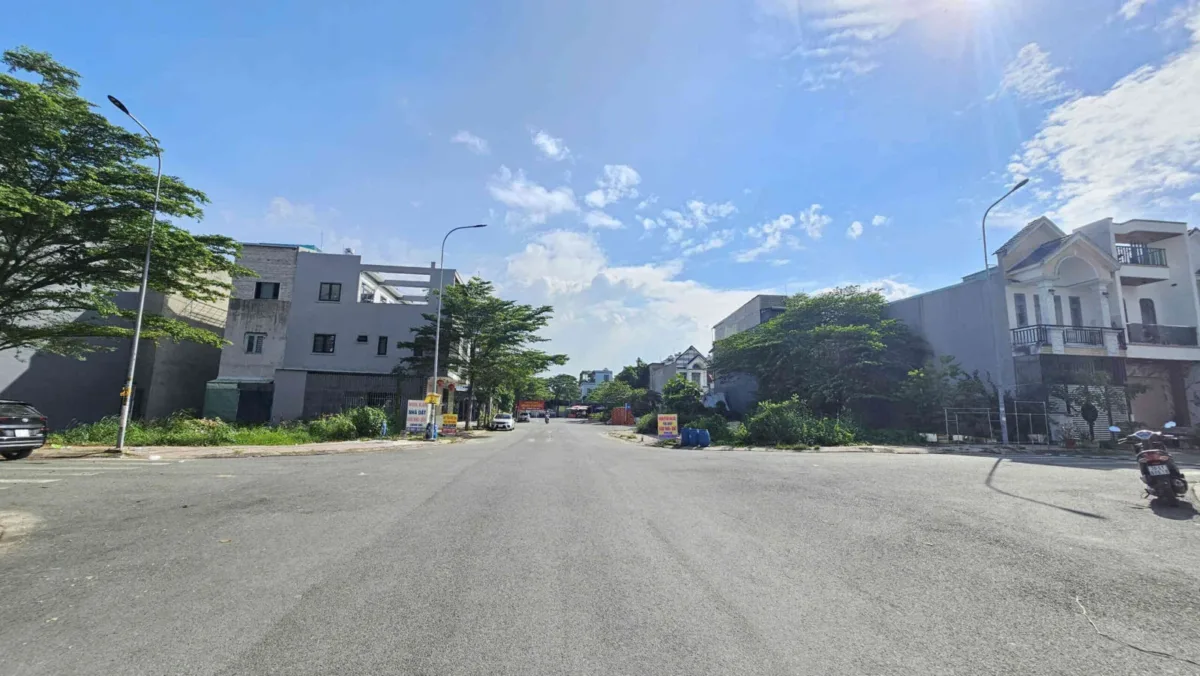 Bán lô góc 7.5x15m, đường D2 KDC Phú Hồng Thịnh 8 (Kinh doanh được)