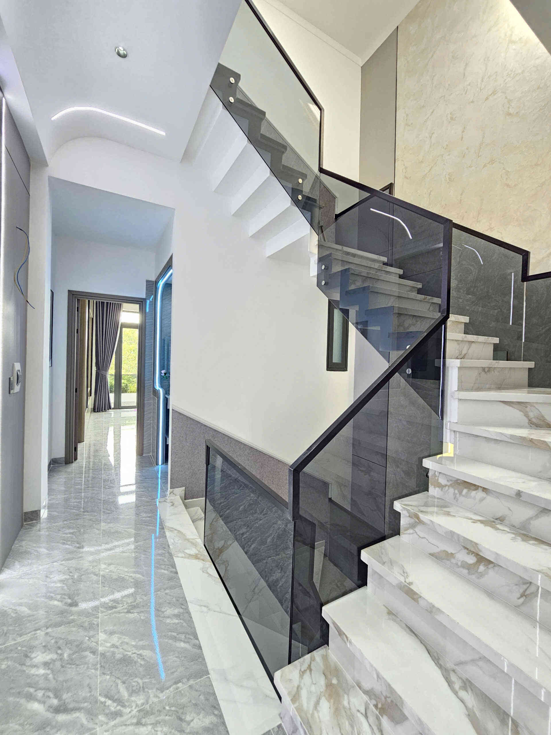 Bán nhà mới 1T2L 4×15.5m, mặt tiền Bình Chuẩn 67 gần chợ Phú Phong, full nội thất