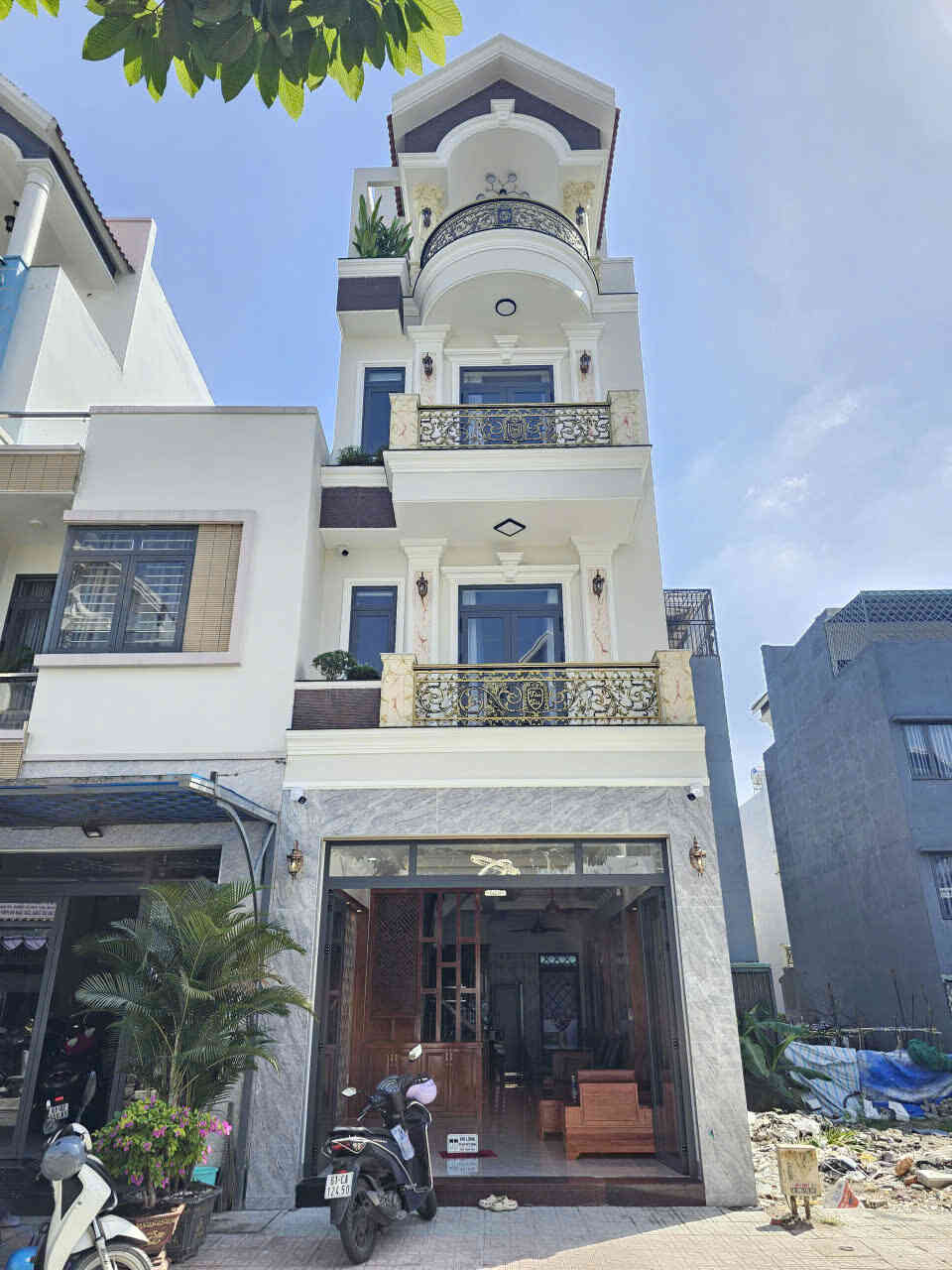 Bán nhà mới 1T3L 4.5x13.5m hoàn công, đường D2 KDC Phú Hồng Thịnh 6, full nội thất