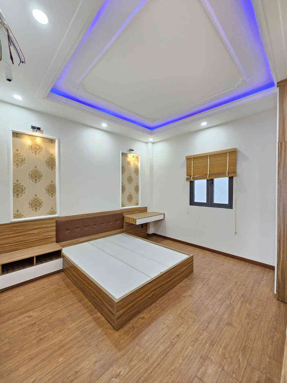 Bán nhà 1T3L 4x17m hoàn công, đường D1 KDC Phú Hồng Thịnh 9 (Trục chính)