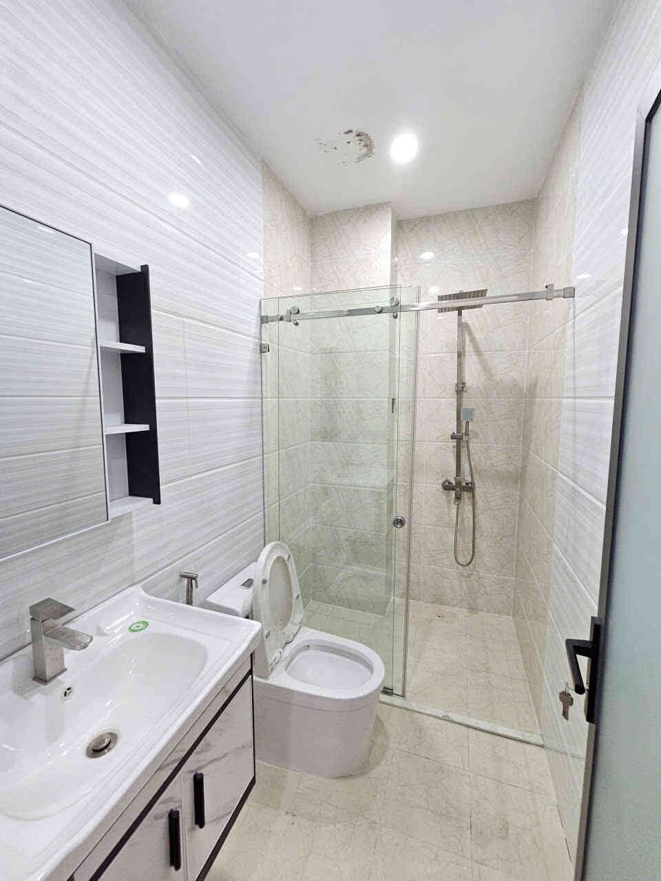 Bán nhà 1T3L 4x17m hoàn công, đường D1 KDC Phú Hồng Thịnh 9 (Trục chính)