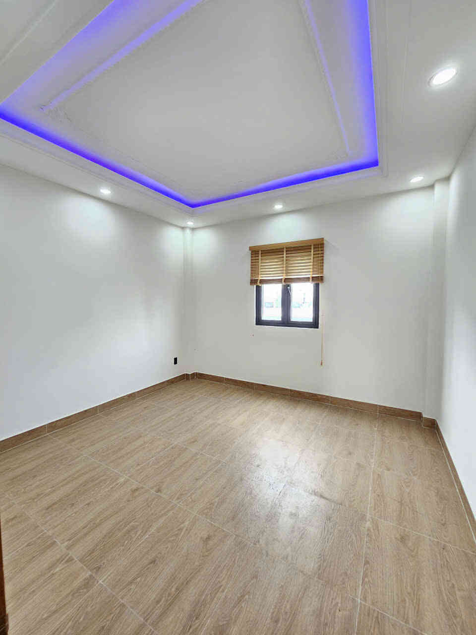 Bán nhà 1T3L 4x17m hoàn công, đường D1 KDC Phú Hồng Thịnh 9 (Trục chính)