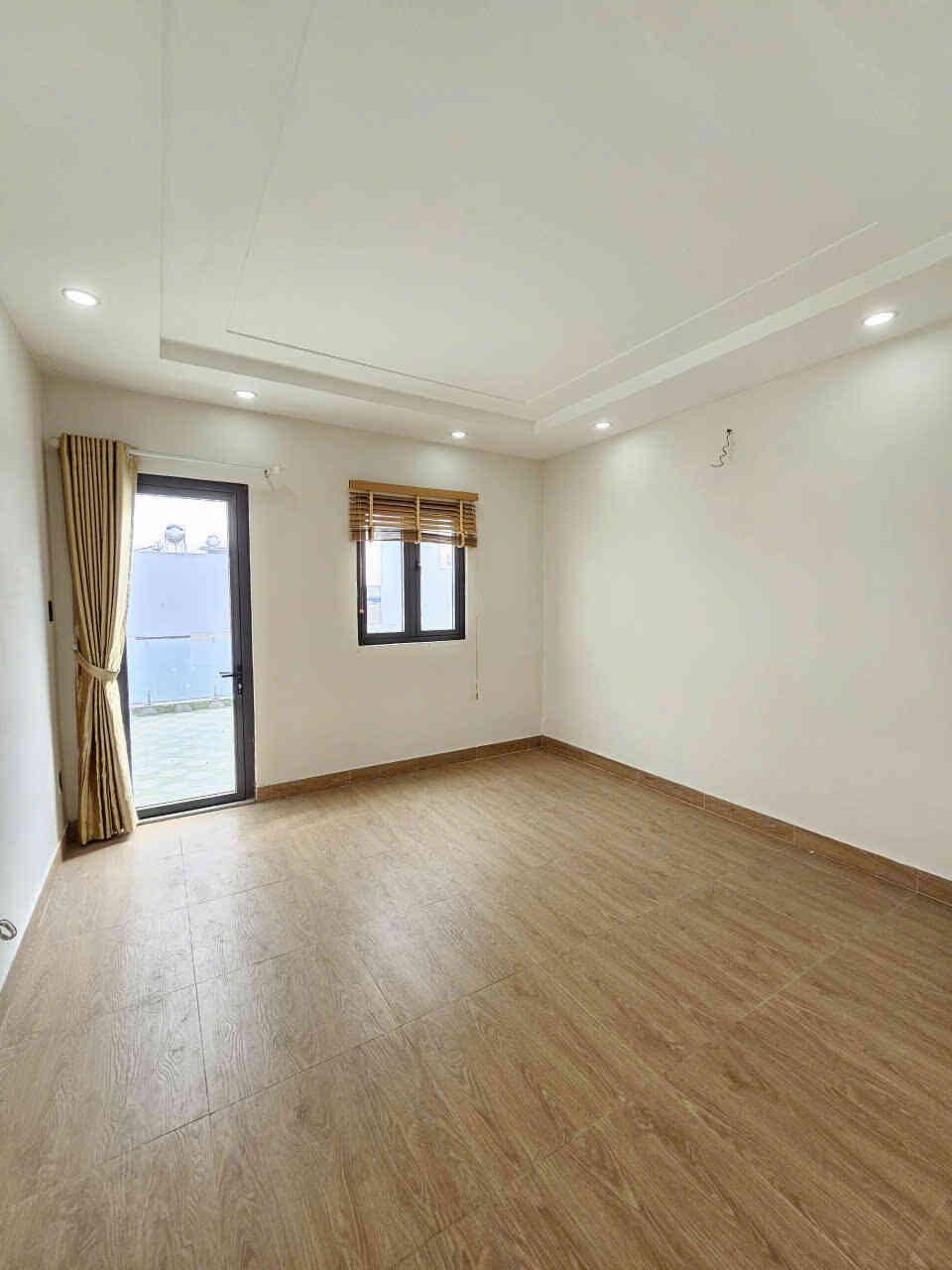 Bán nhà 1T3L 4x17m hoàn công, đường D1 KDC Phú Hồng Thịnh 9 (Trục chính)