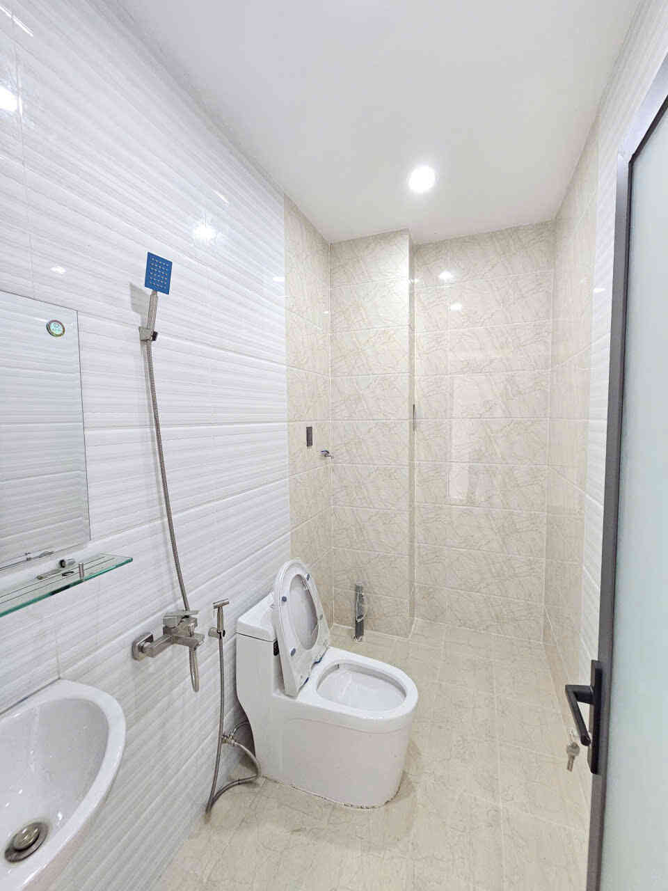 Bán nhà 1T3L 4x17m hoàn công, đường D1 KDC Phú Hồng Thịnh 9 (Trục chính)