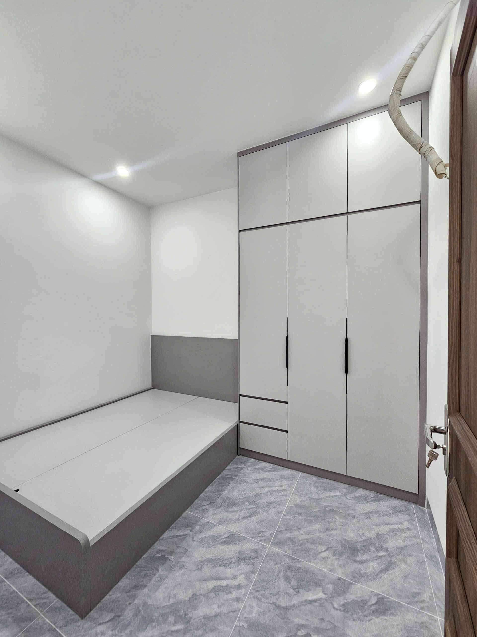 Bán nhà mới 1T2L 4x15m, đường D7 KDC Phú Huy, full nội thất (Không vướng cống, tủ điện)