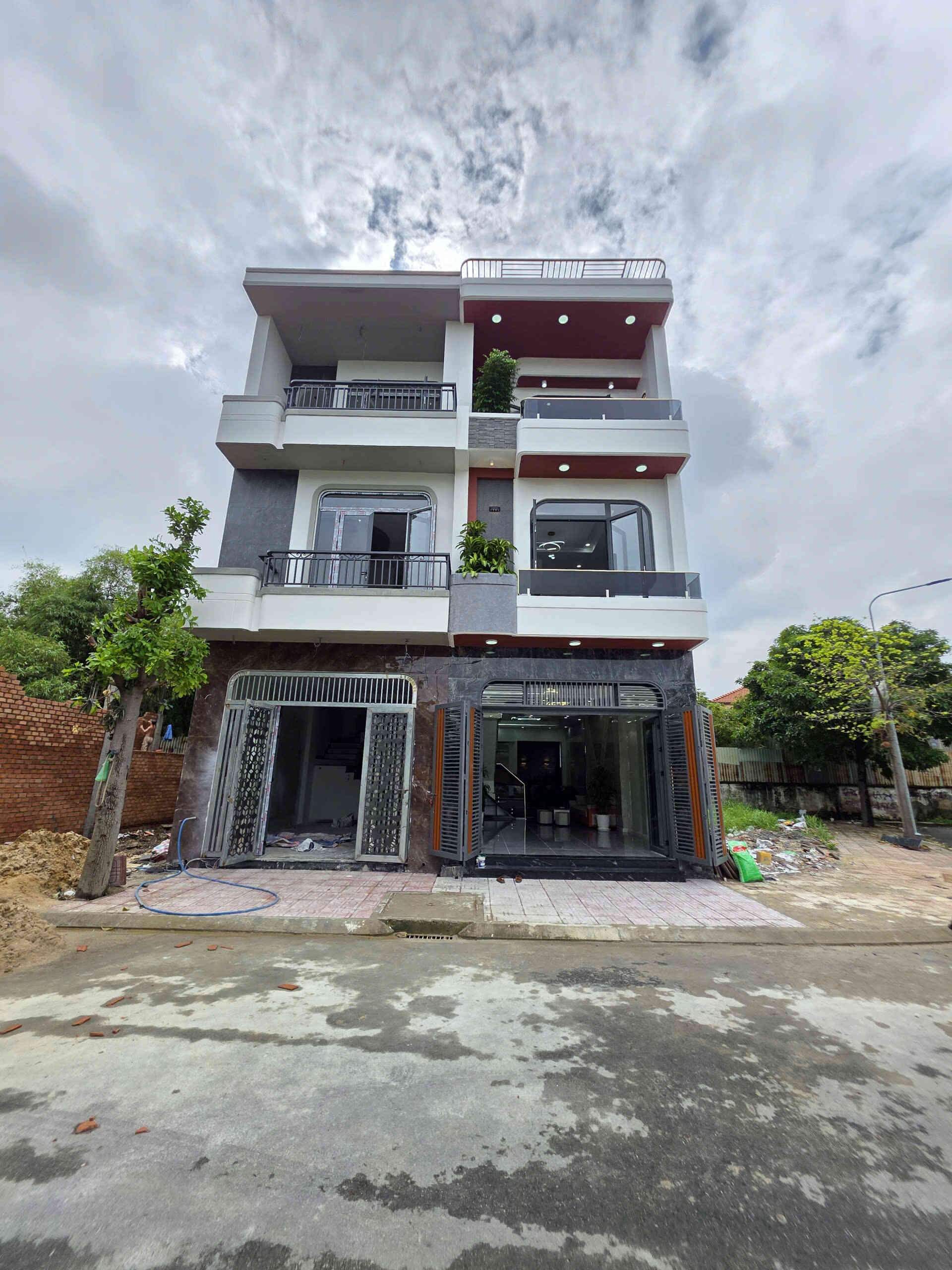 Bán nhà mới 1T2L 4.5x15m hoàn công, đường D1 KDC Lê Phong Bình Chuẩn 2, full nội thất