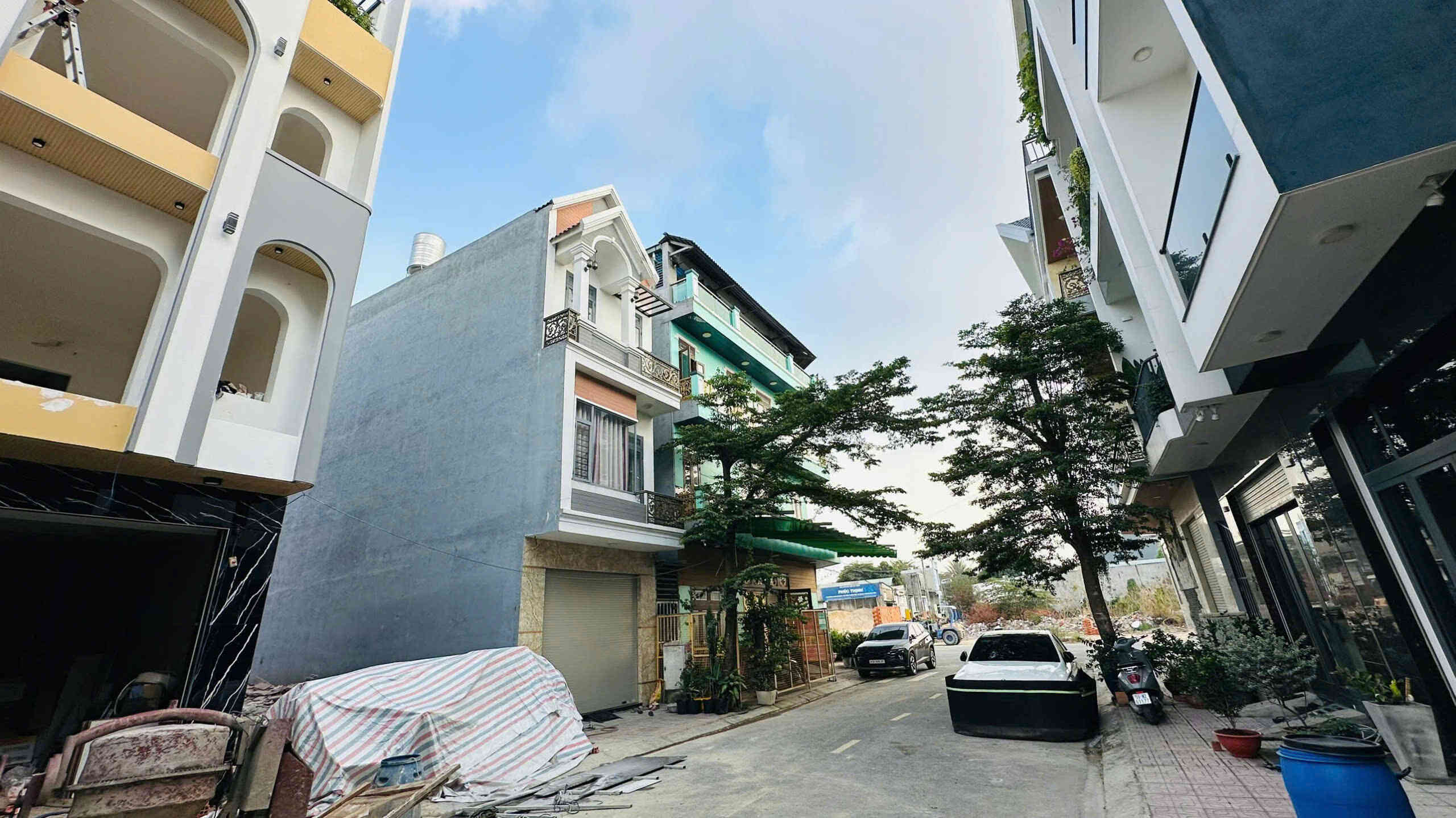 Bán nhà mới 1T2L 4.3x14m, đường D7 KDC Phú Hồng Khang (Không vướng tủ điện)