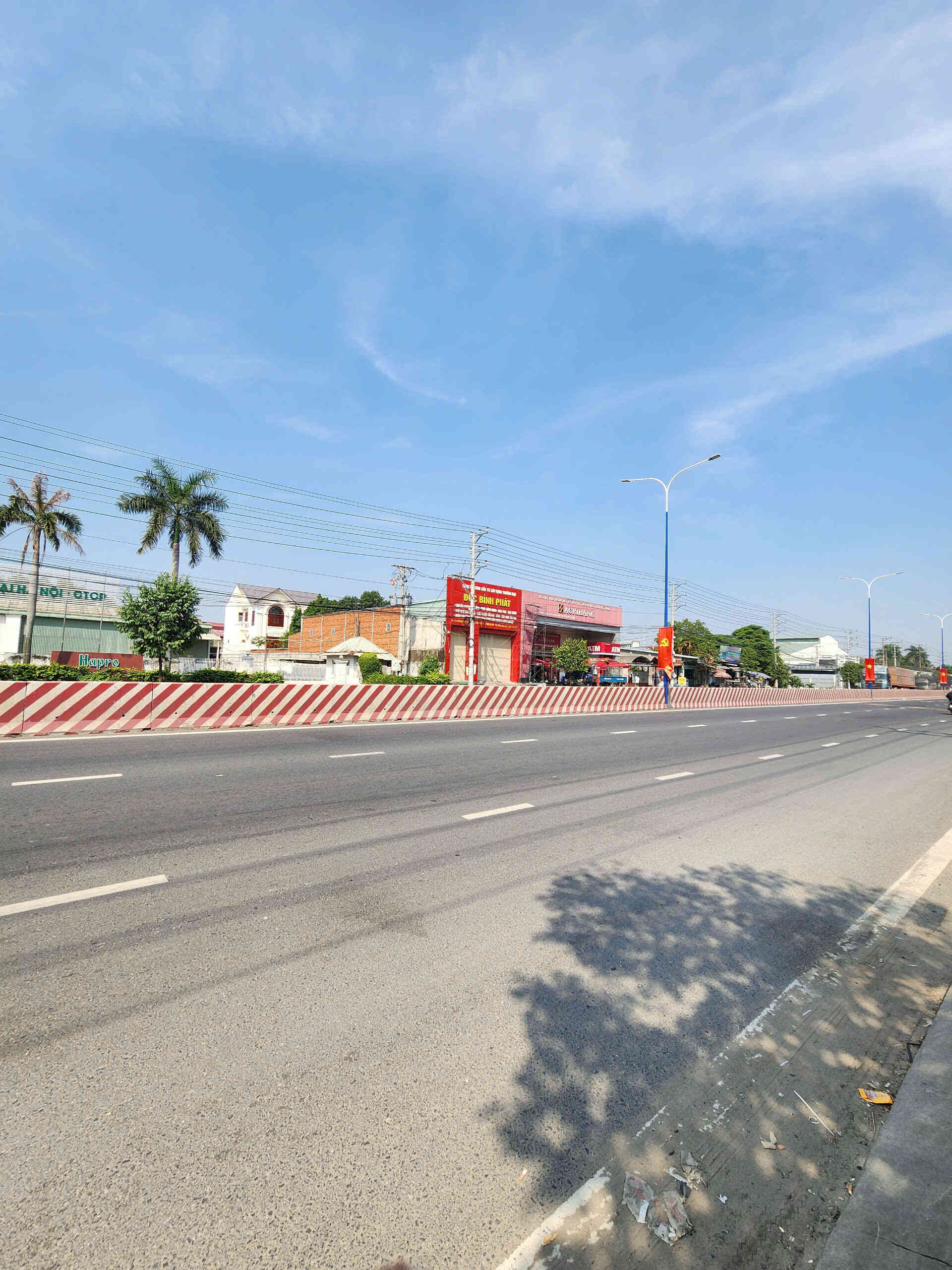 Bán nhà 22x62m, mặt tiền đường ĐT.743 p.An Phú kế Vòng Xoay An Phú, đang thuê 75tr/th