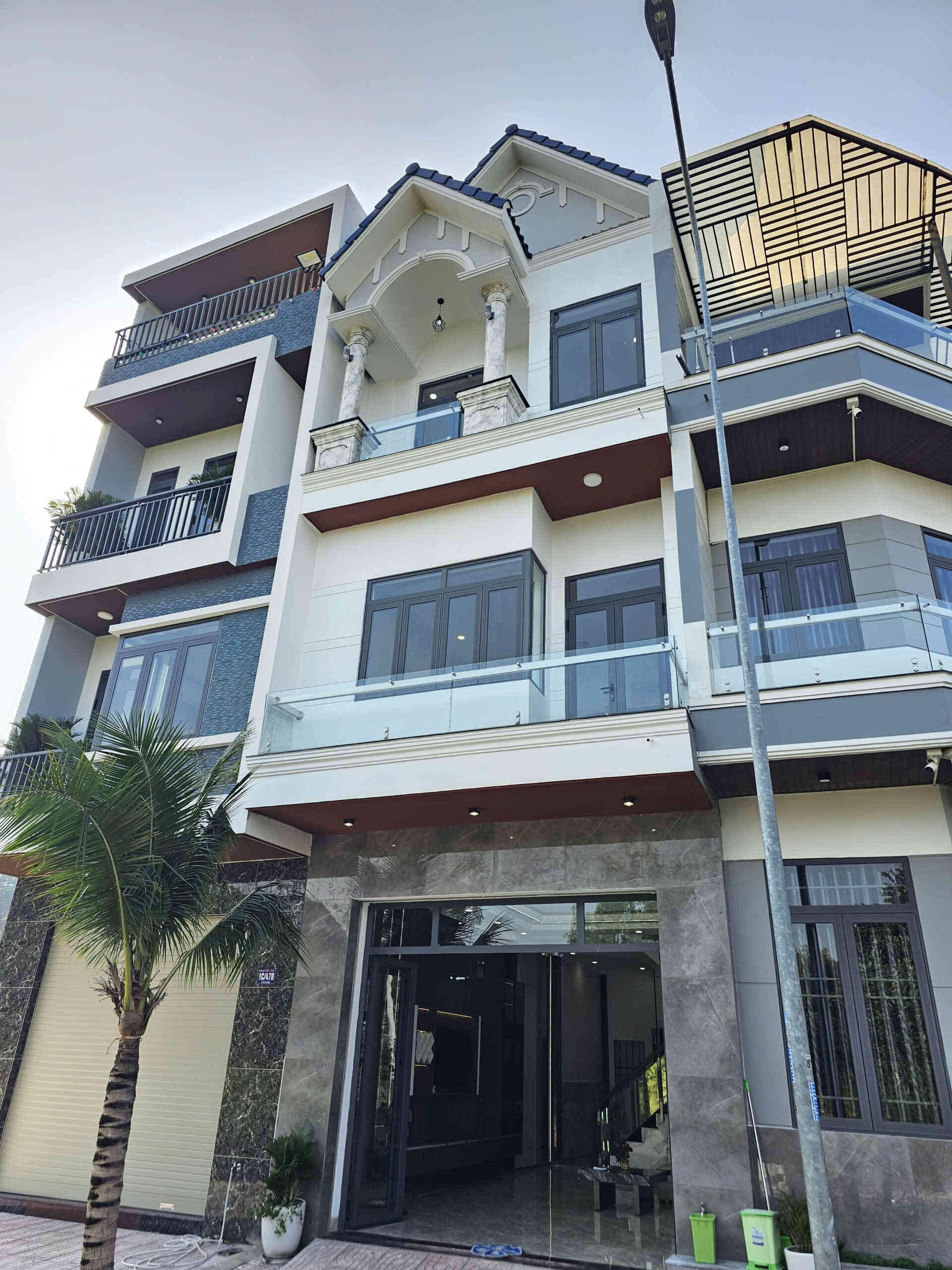 Bán nhà mới 1T2L 4.7x13m, đường N1 KDC Phú Huy p.Bình Chuẩn, full nội thất