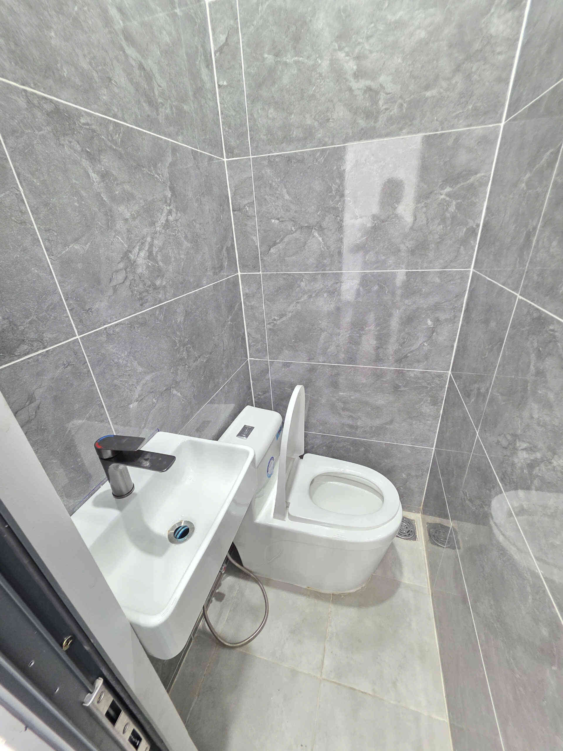 Bán nhà mới 1T2L 4.5x14m, đường D2 KDC Icon Central gần chợ Thông Dụng, full nội thất