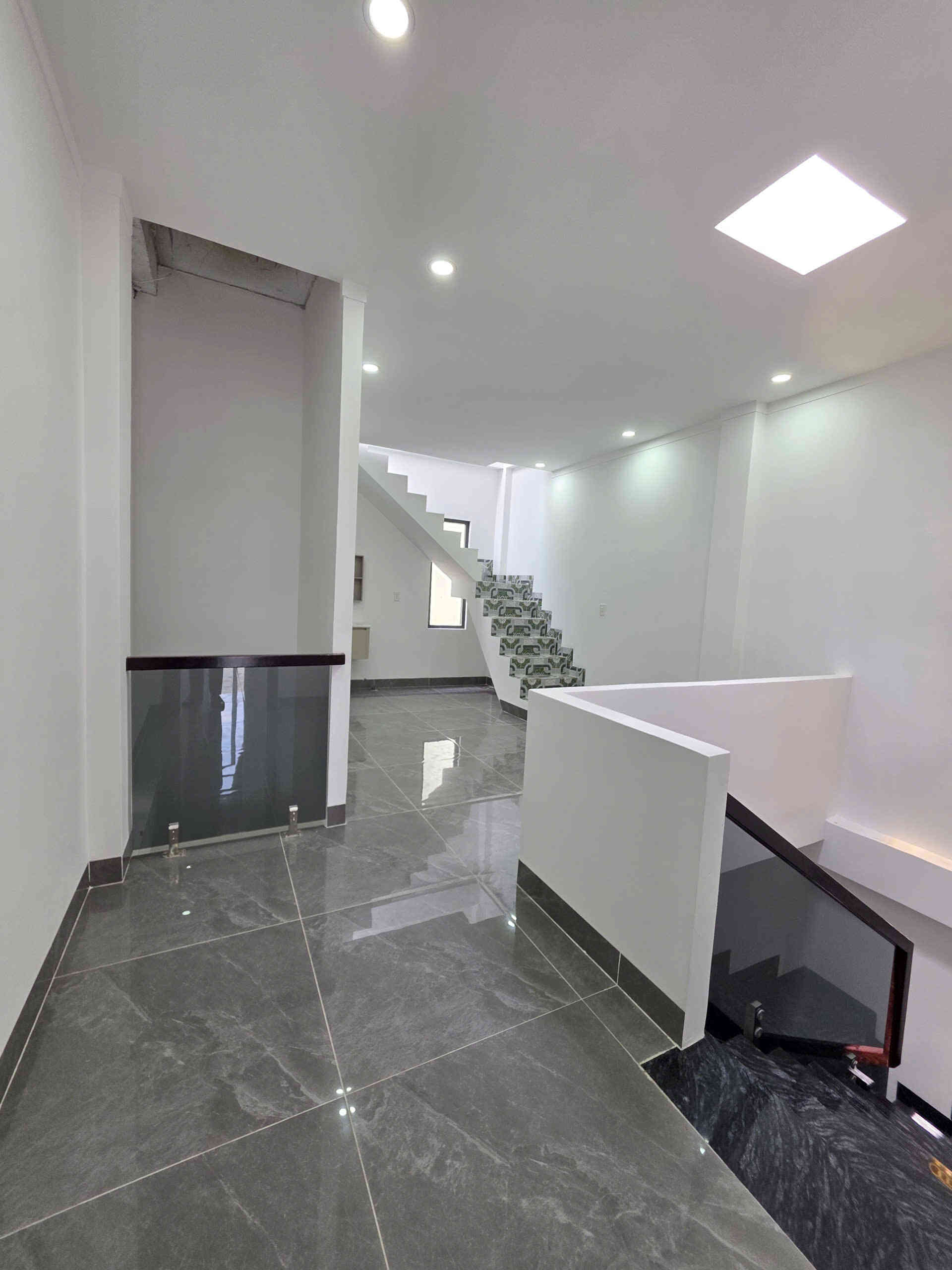 Bán nhà mới 1T2L 4.5x14m, đường D2 KDC Icon Central gần chợ Thông Dụng, full nội thất