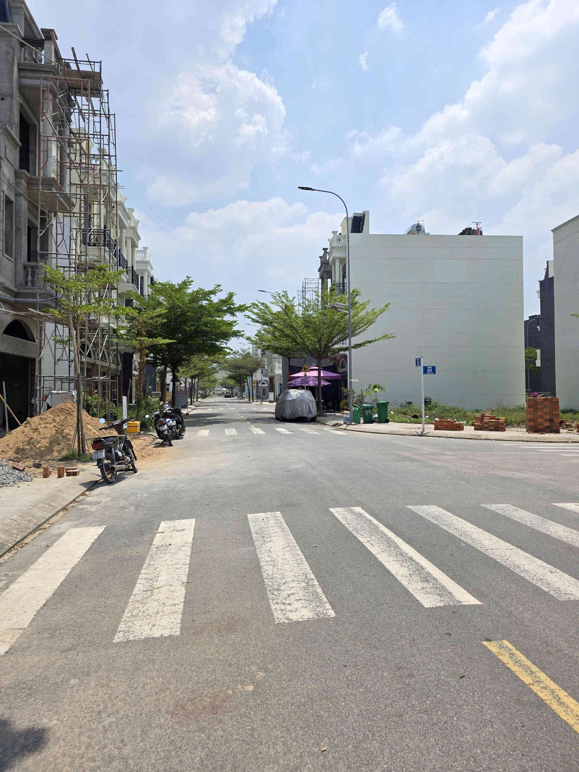 Bán nhà mới 1T2L 4.5x14m, đường D2 KDC Icon Central gần chợ Thông Dụng, full nội thất