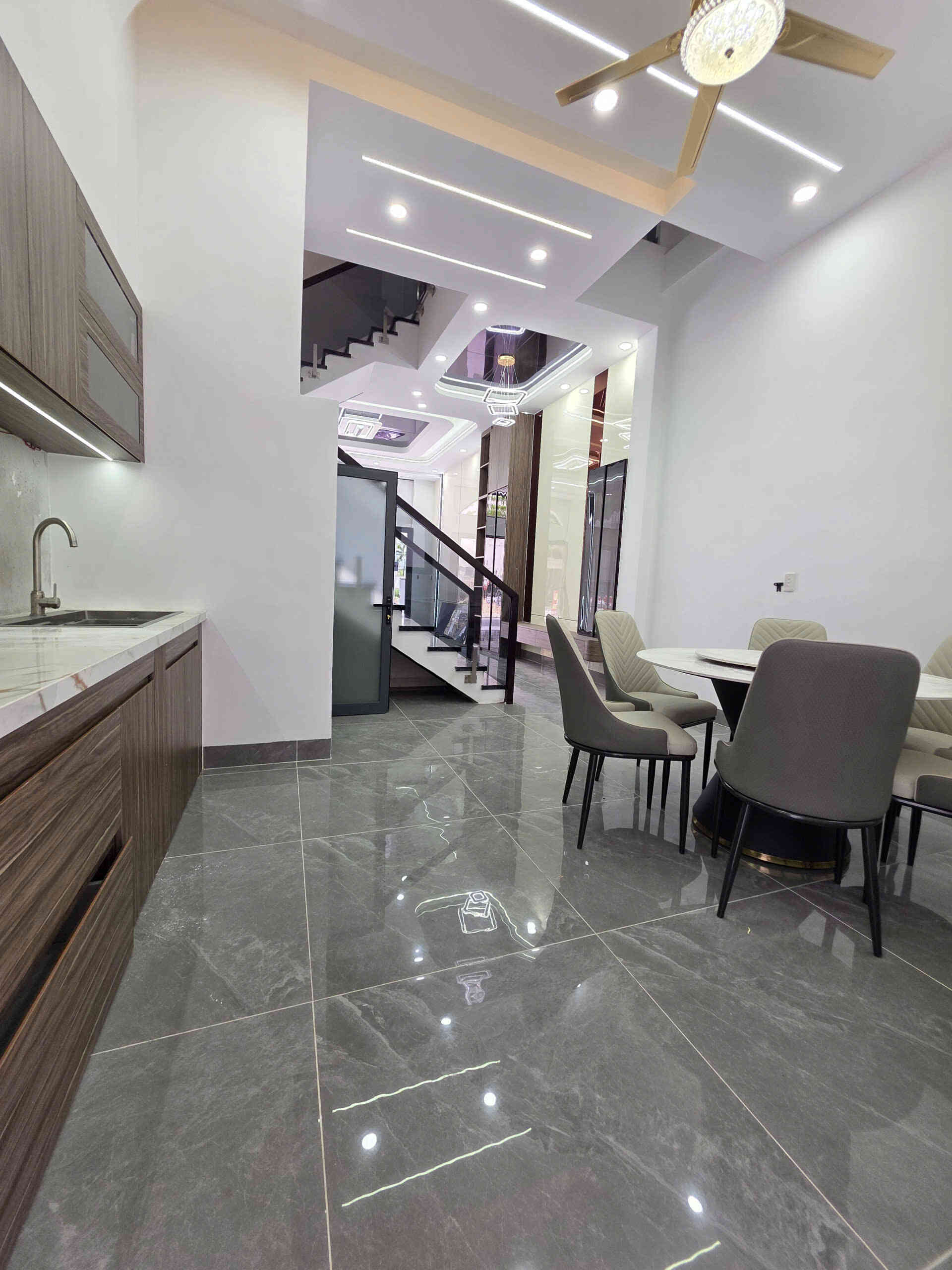 Bán nhà mới 1T2L 4.5x14m, đường D2 KDC Icon Central gần chợ Thông Dụng, full nội thất