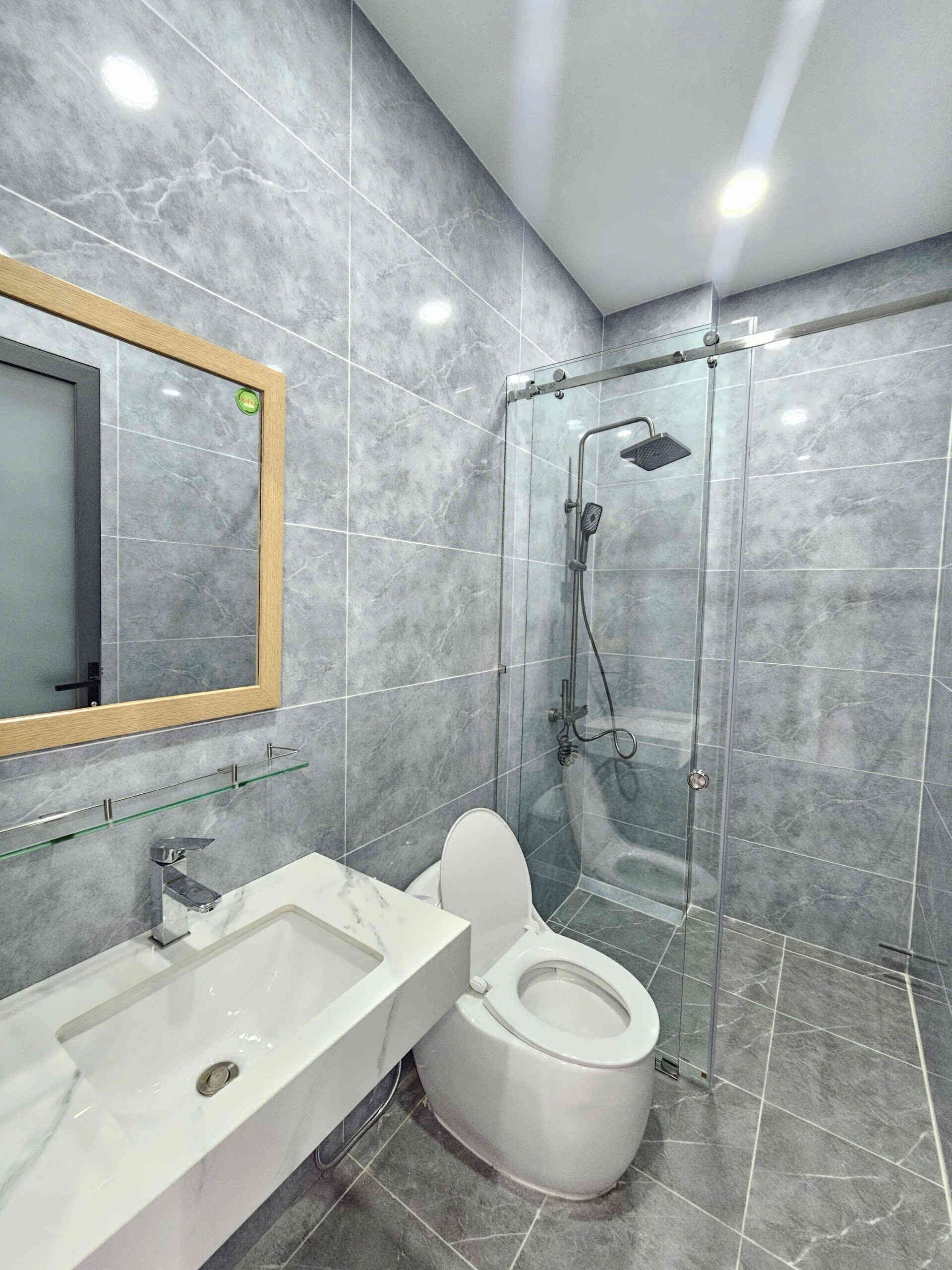 Bán nhà mới 1T2L 4x16m, đường D1 KDC Lộc Phát, full nội thất (Trục chính)