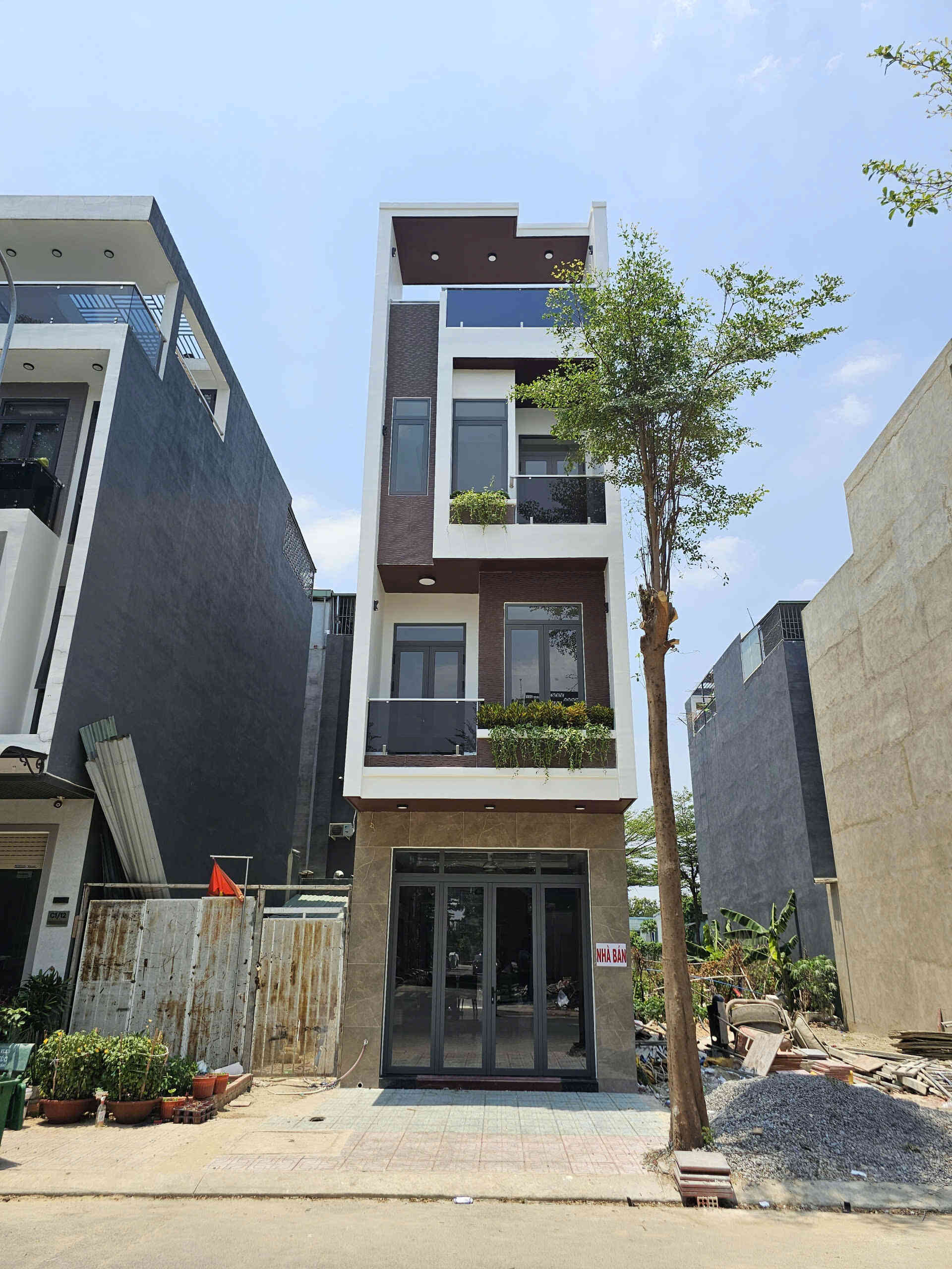 Bán nhà mới 1T2L 4x16m, đường D1 KDC Lộc Phát, full nội thất (Trục chính)