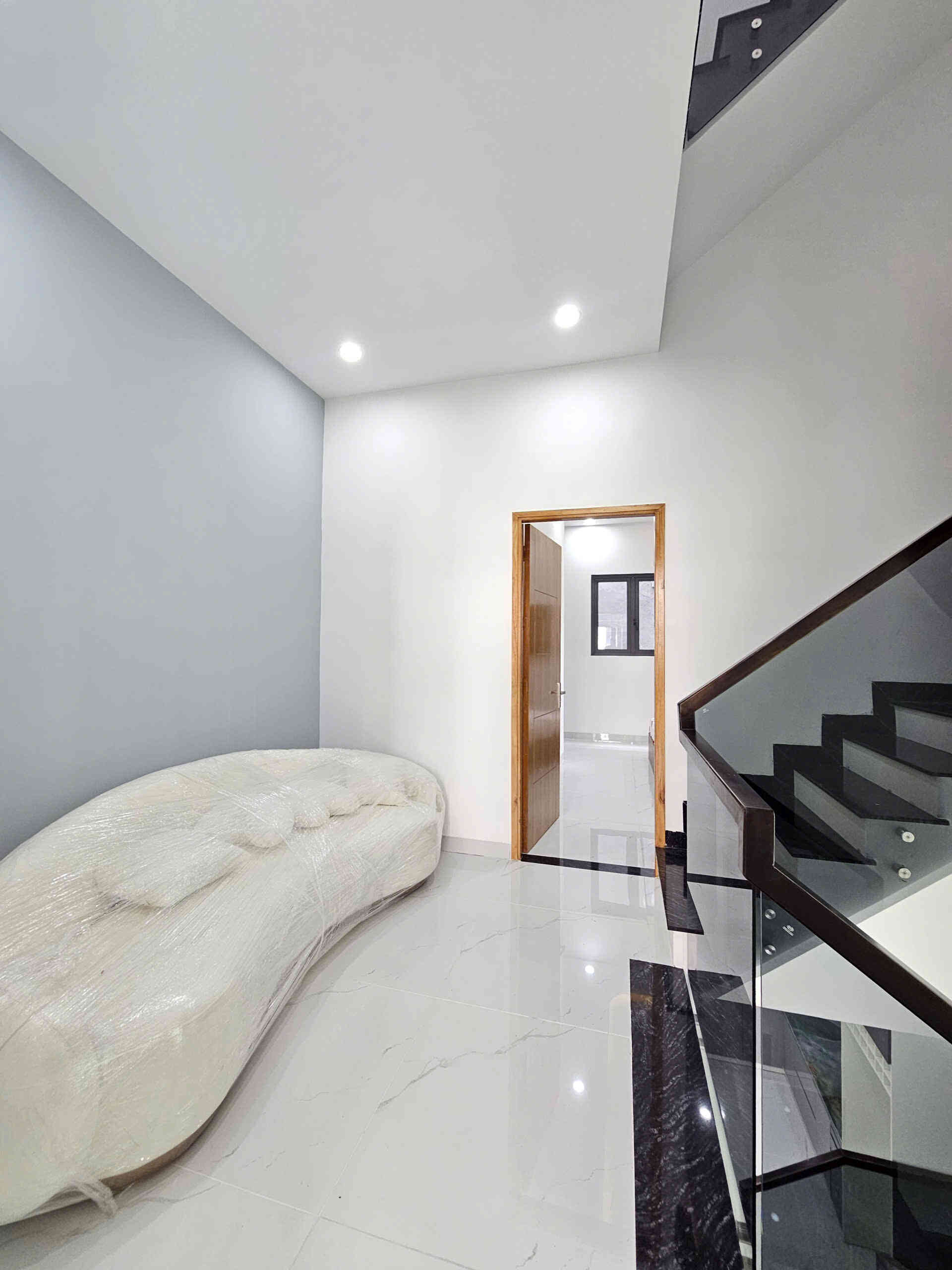 Bán nhà mới 1T2L 4.7x13m, đường D7 KDC Phú Hồng Khang, full nội thất (Hoàn công)