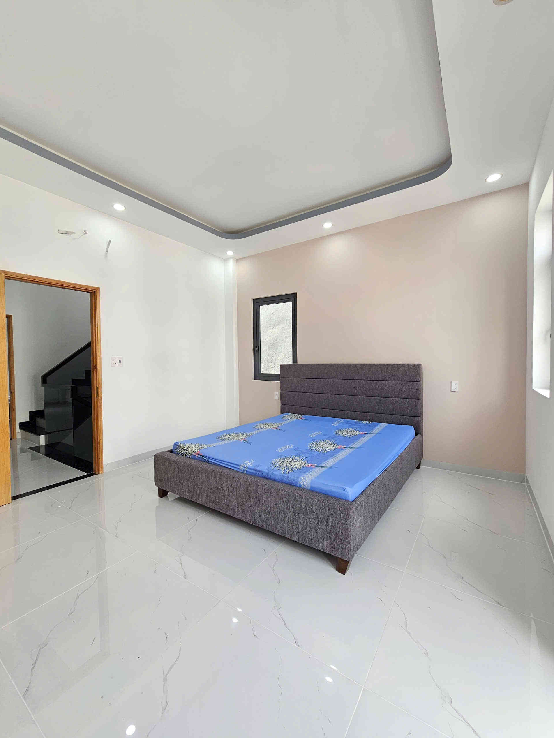 Bán nhà mới 1T2L 4.7x13m, đường D7 KDC Phú Hồng Khang, full nội thất (Hoàn công)