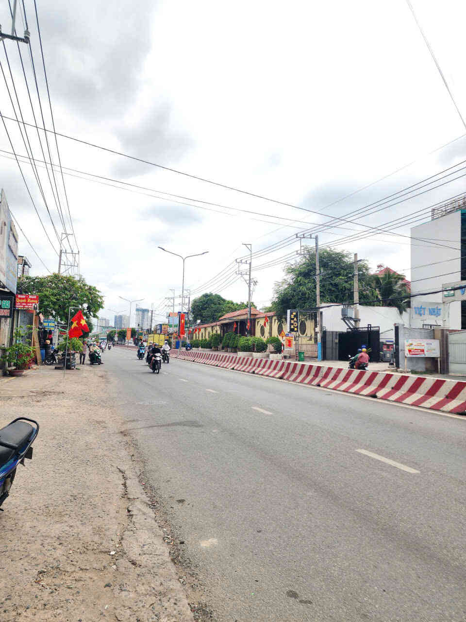 Bán nhà cấp 4 (5.5x49m), mặt tiền ĐT.743B p. Bình Hòa gần chợ Đồng An 3
